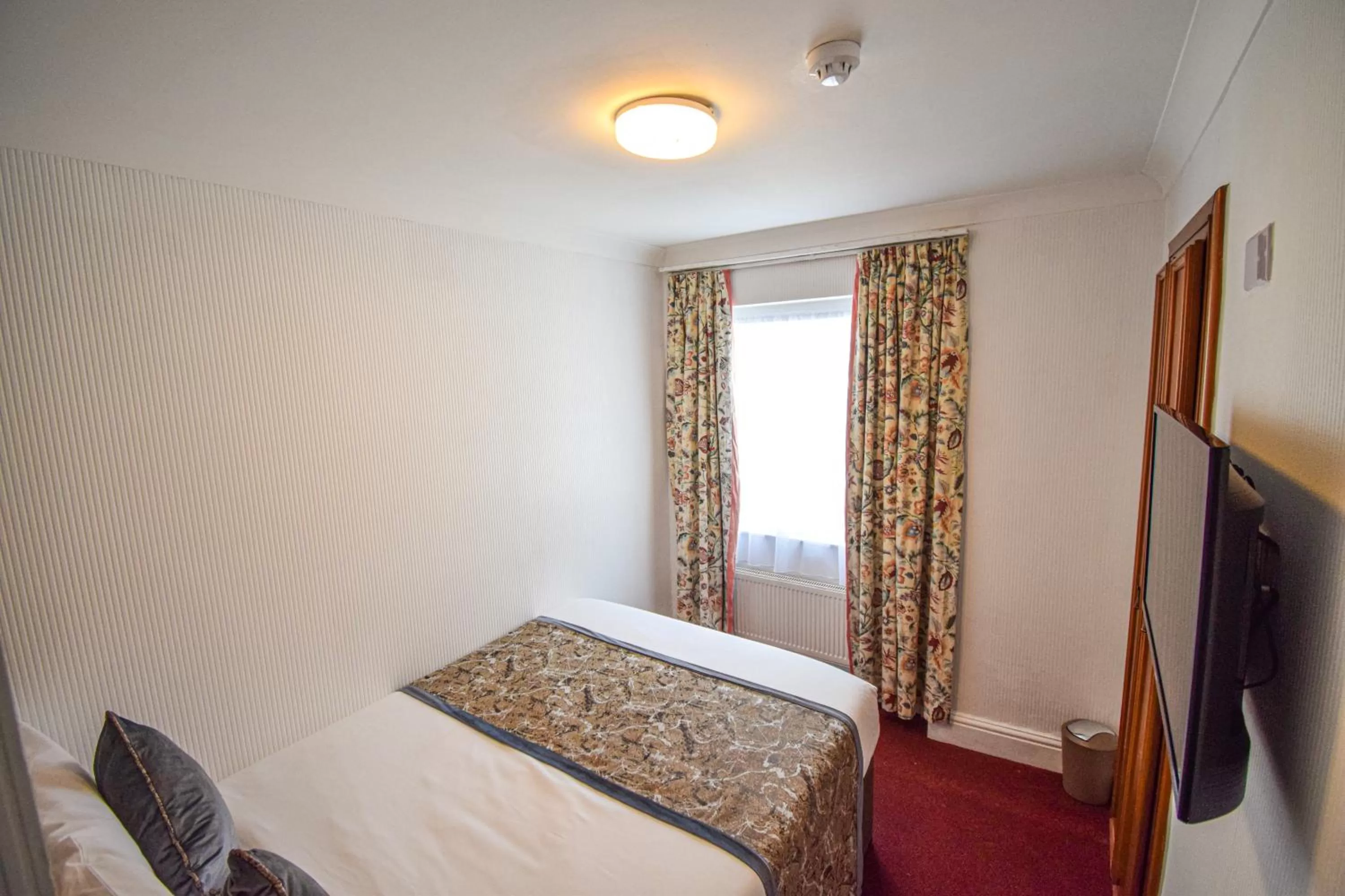 Bed in Pembridge Palace Hotel