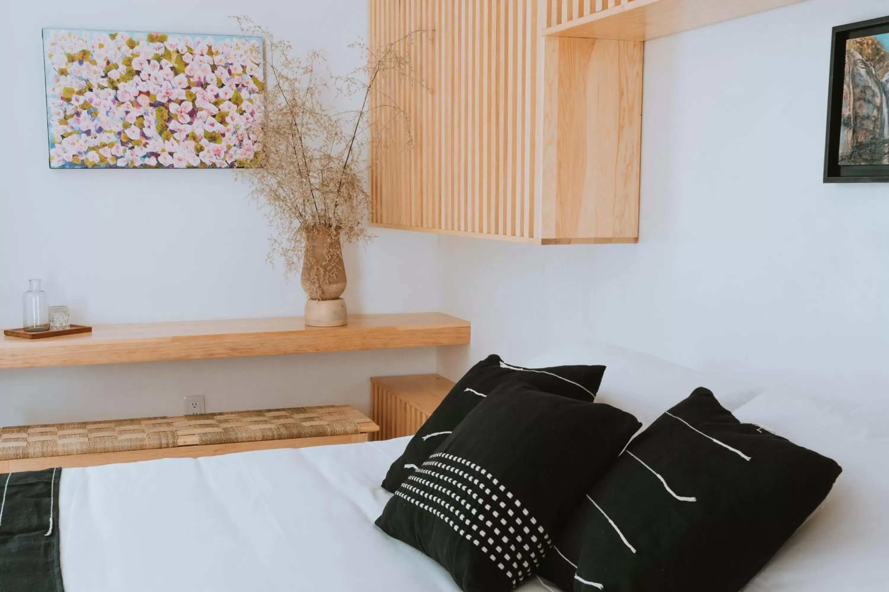 Bed, Seating Area in Hotel Casa de Arte Gallery and Pool