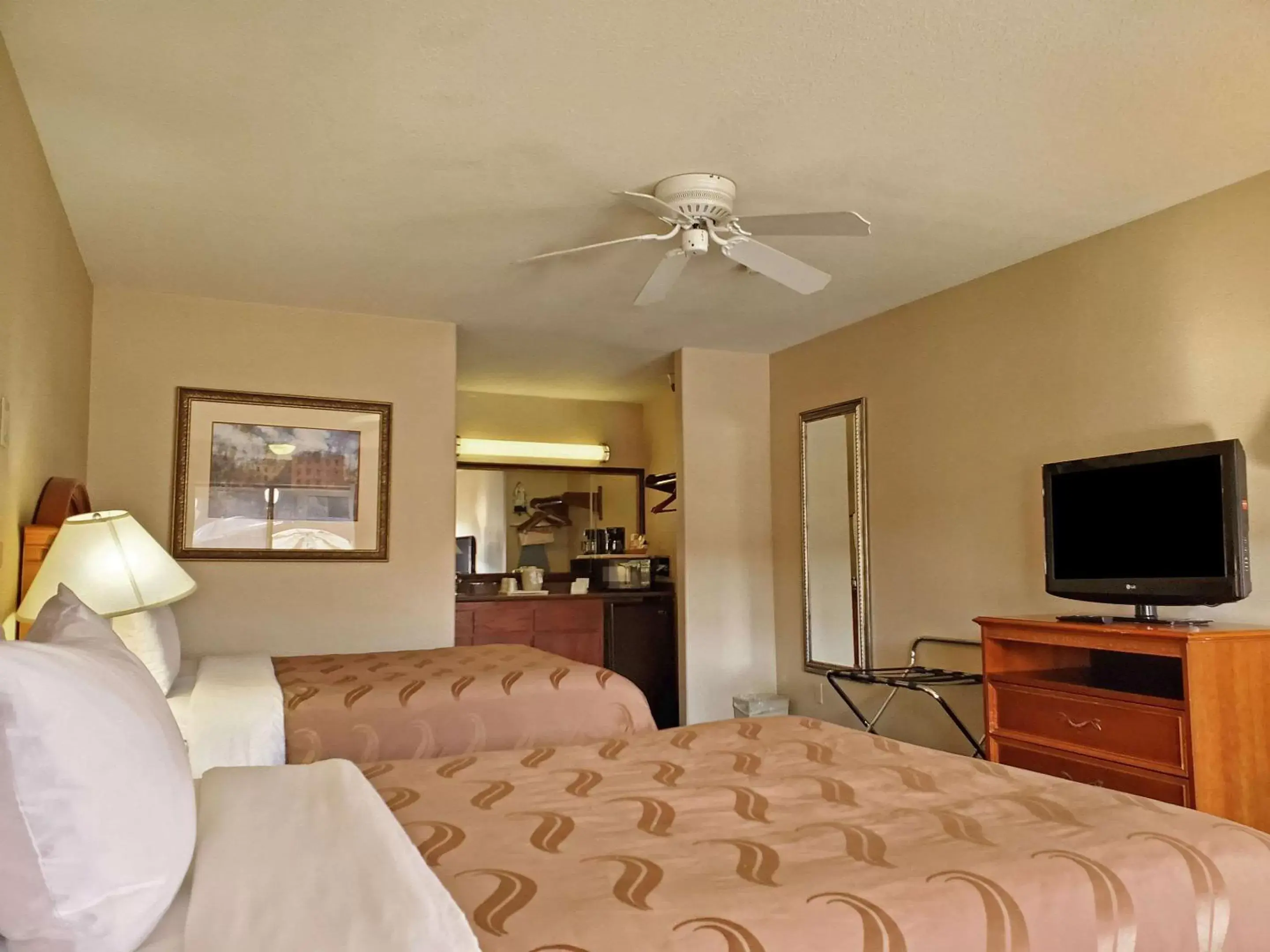 Photo of the whole room, TV/Entertainment Center in Quality Inn Santa Nella on I-5