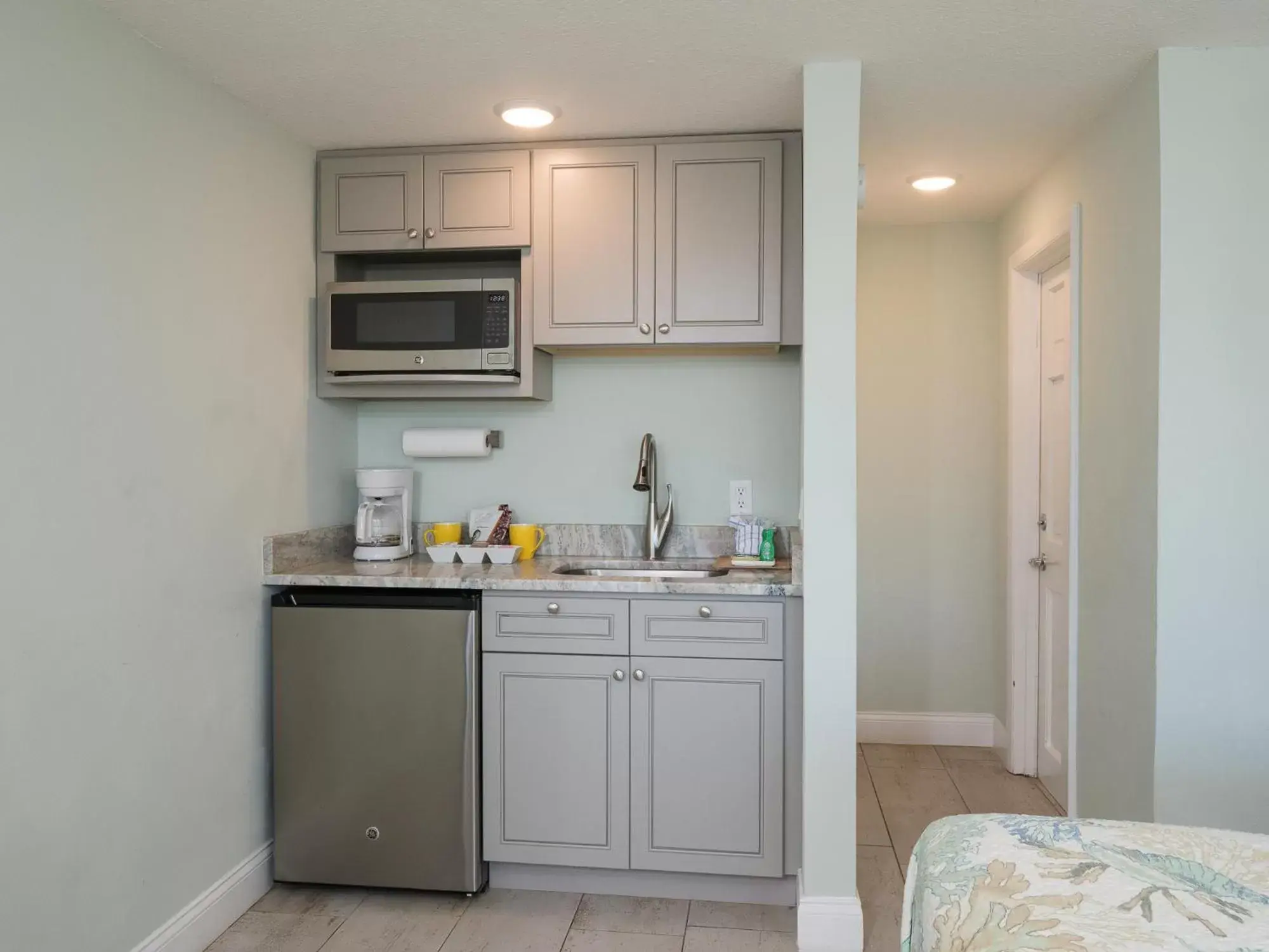 Kitchen/Kitchenette in Sea Aire Oceanfront Inn