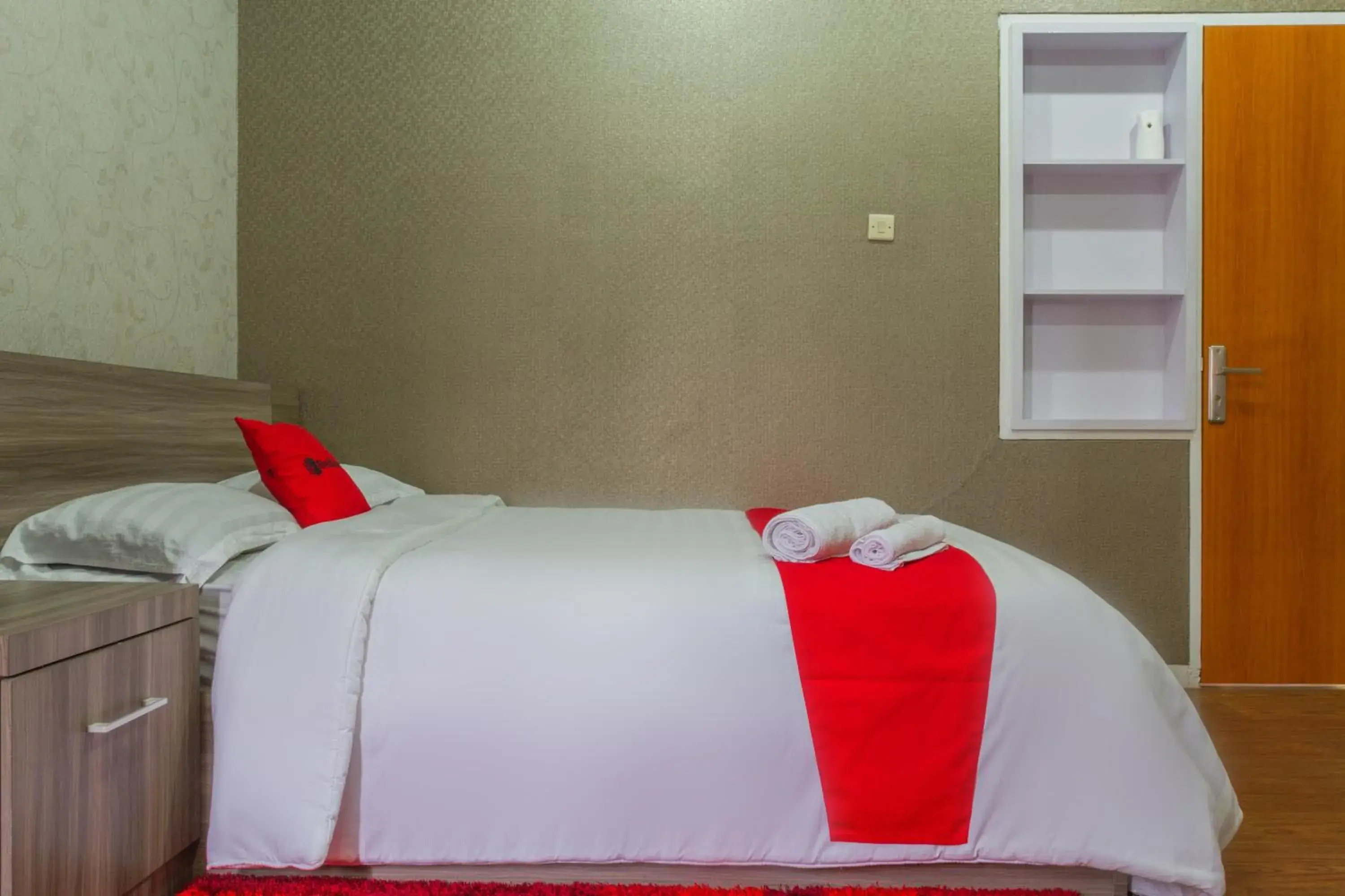 Bed in RedDoorz Plus near IPDN