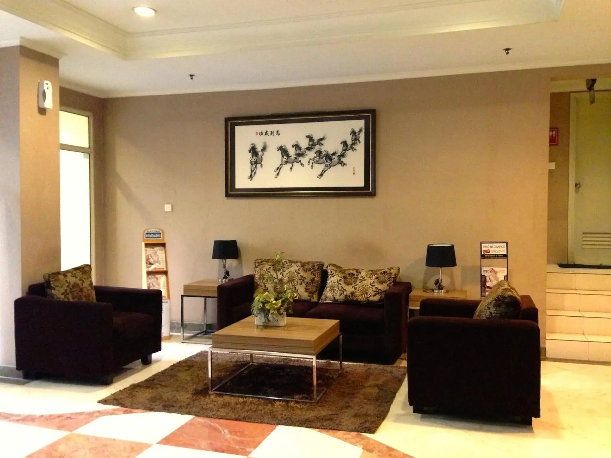 Lobby or reception, Seating Area in Ravarine Suite Apartment