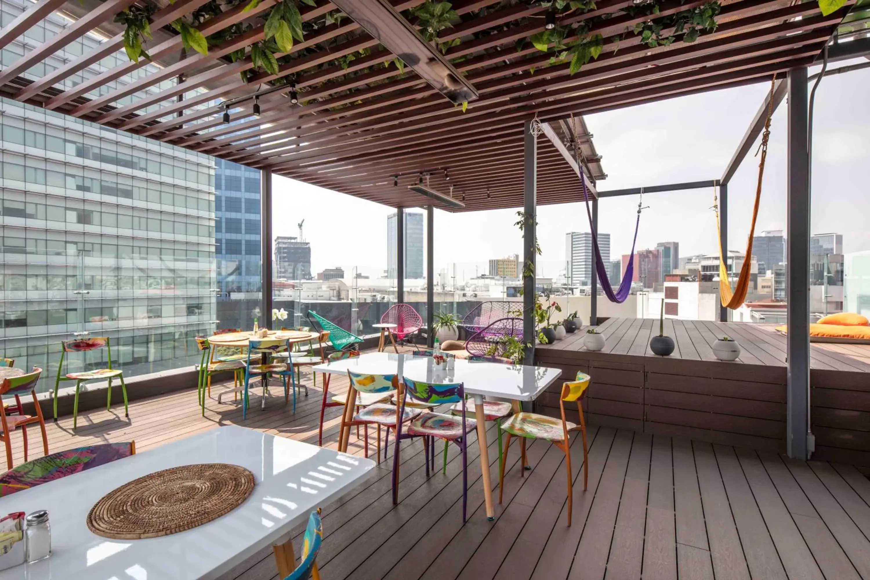 Balcony/Terrace, Restaurant/Places to Eat in FlowSuites WTC