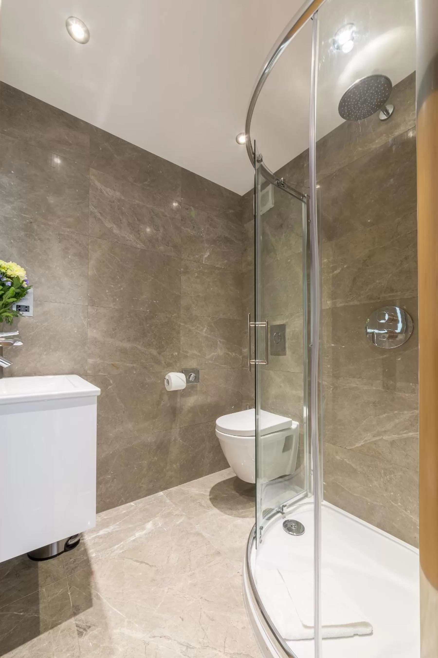 Bathroom in The Lion & Key Hotel