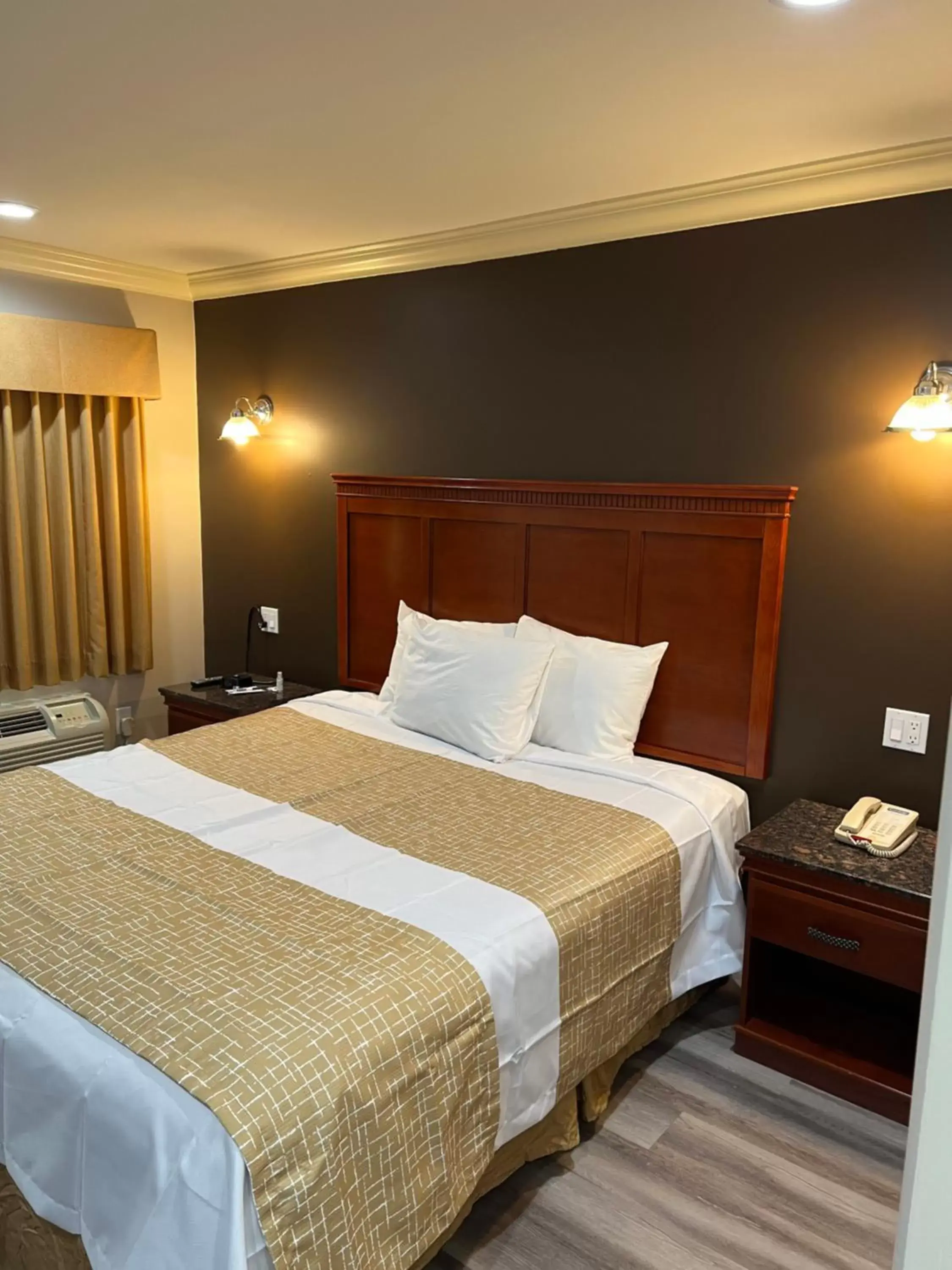 Bed in Travelodge by Wyndham Brea Bed in Travelodge by Wyndham Brea