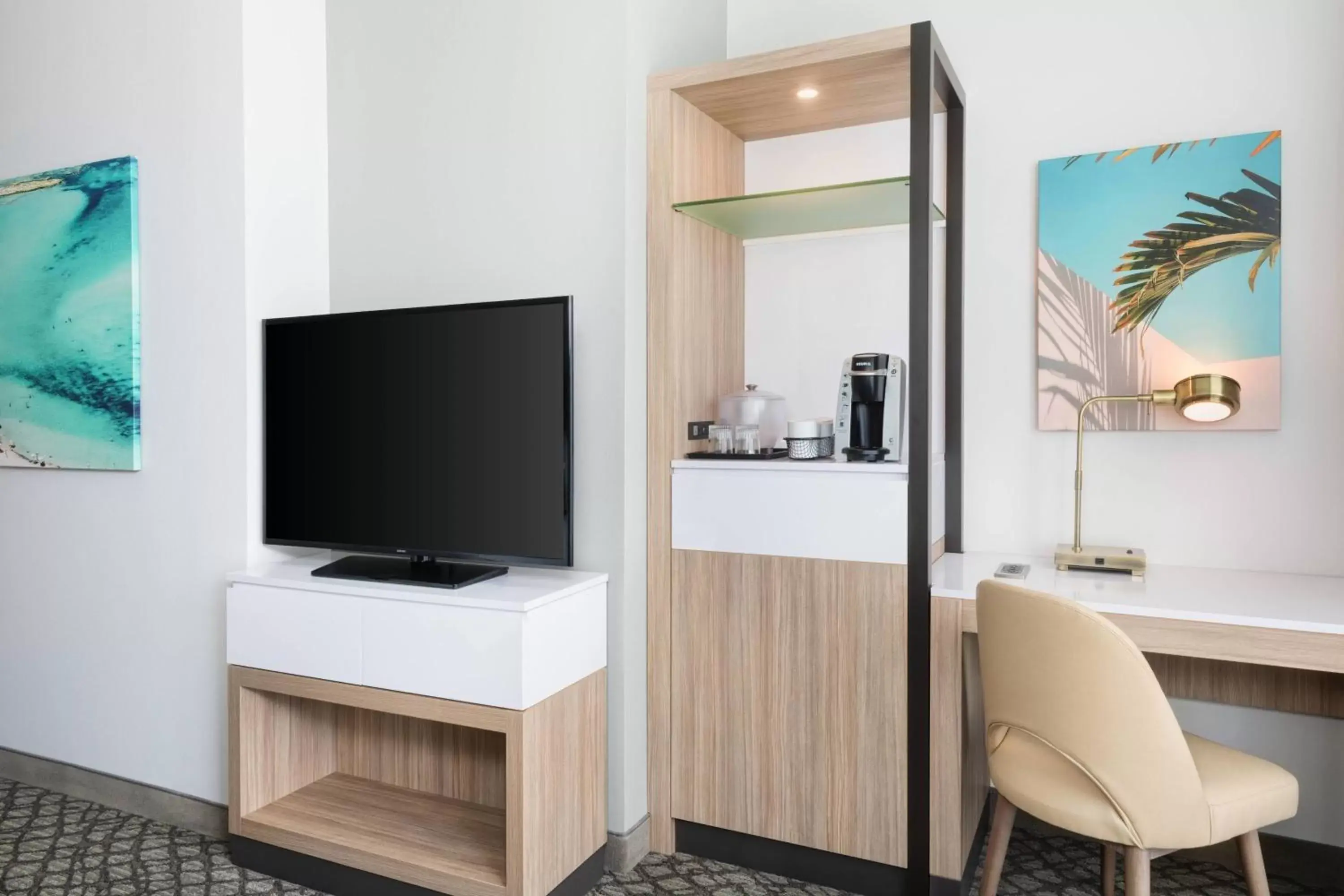 Bedroom, TV/Entertainment Center in SpringHill Suites by Marriott Panama City Beach Beachfront