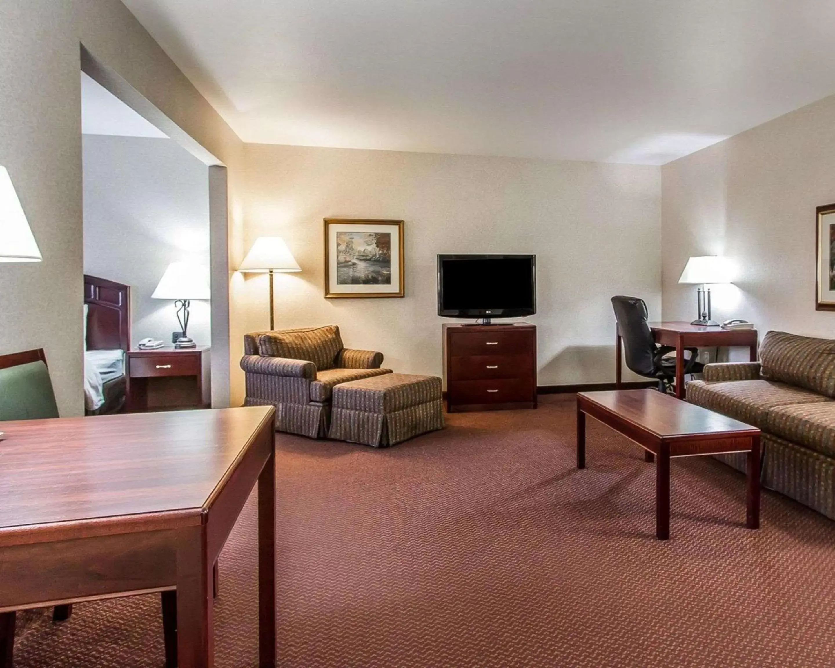 Photo of the whole room, Seating Area in Quality Inn & Suites Fort Madison near Hwy 61