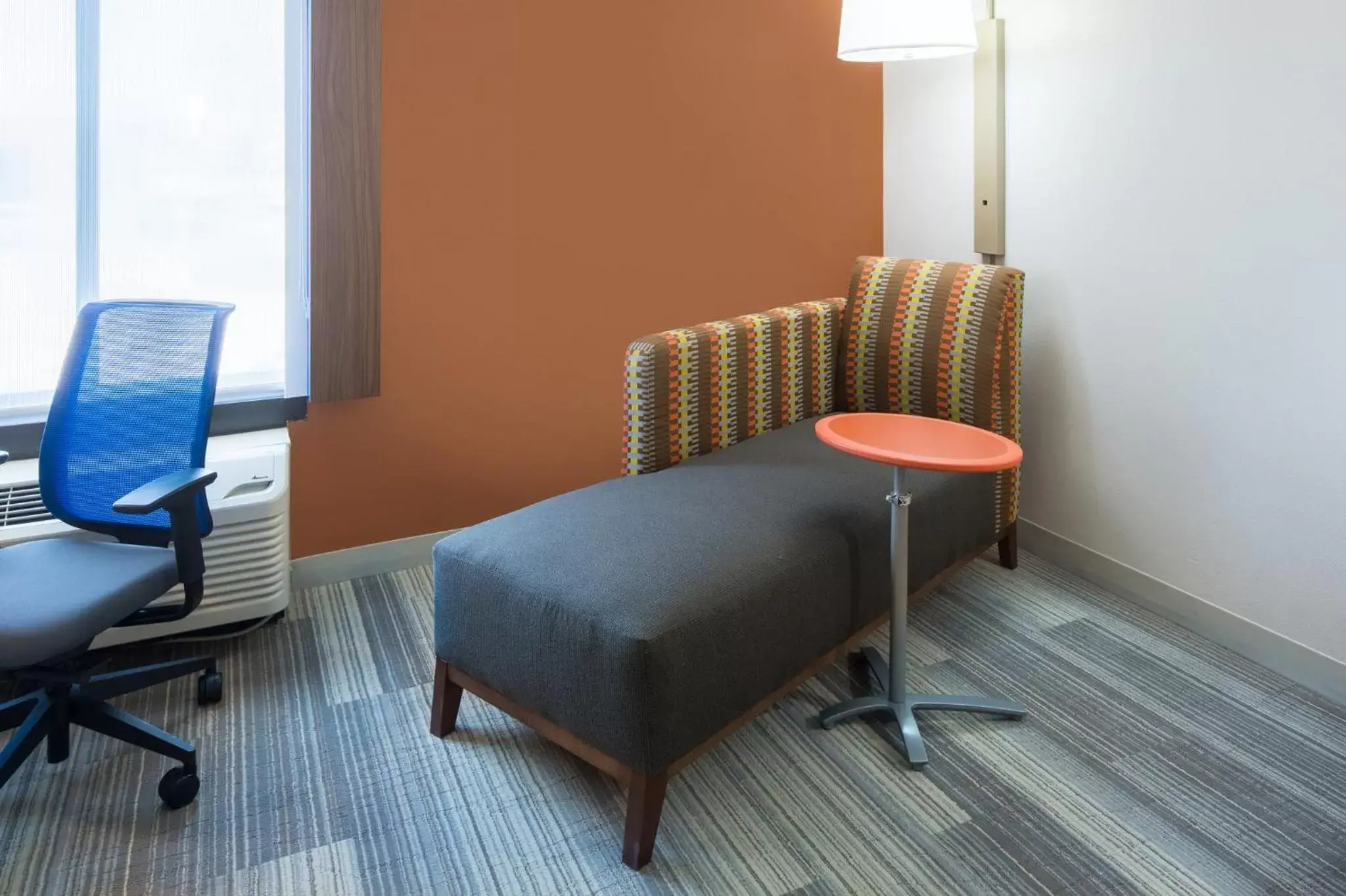 Photo of the whole room, Seating Area in Holiday Inn Express Cedar Rapids - Collins Road, an IHG Hotel