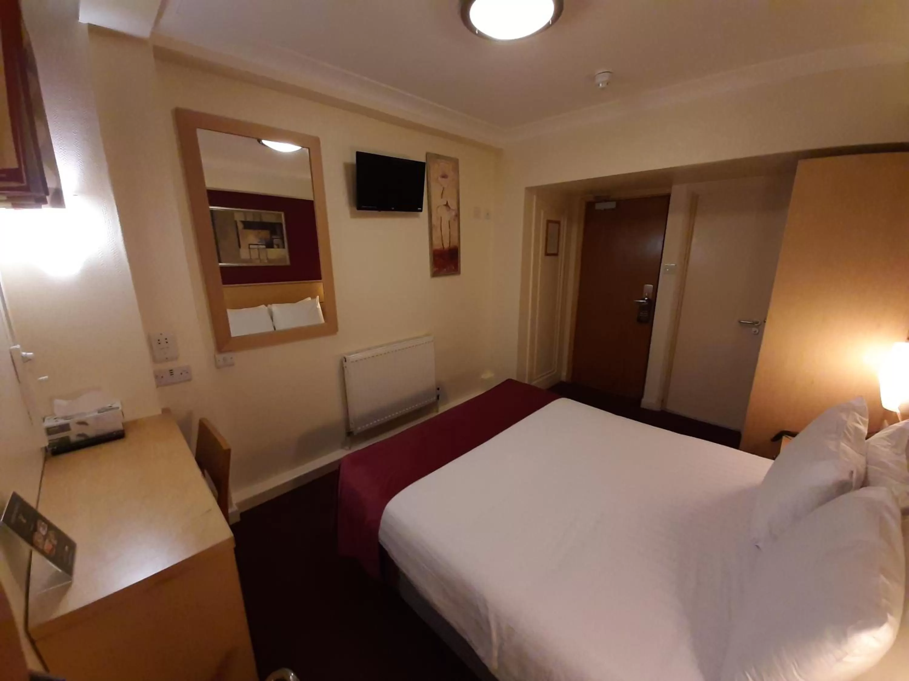 Bedroom, Bed in Americana Hotel