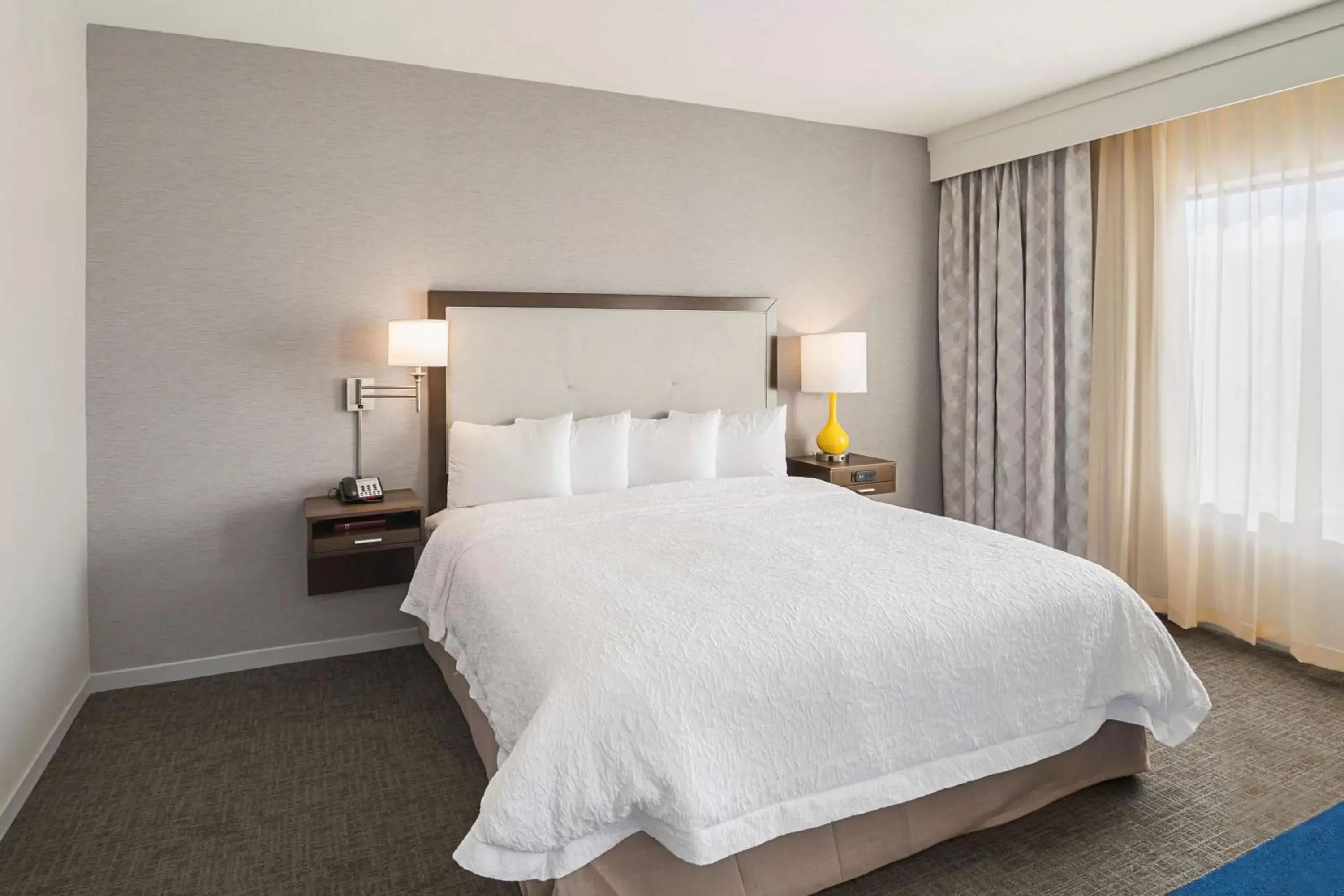 Bed in Hampton Inn & Suites Colleyville DFW Airport West