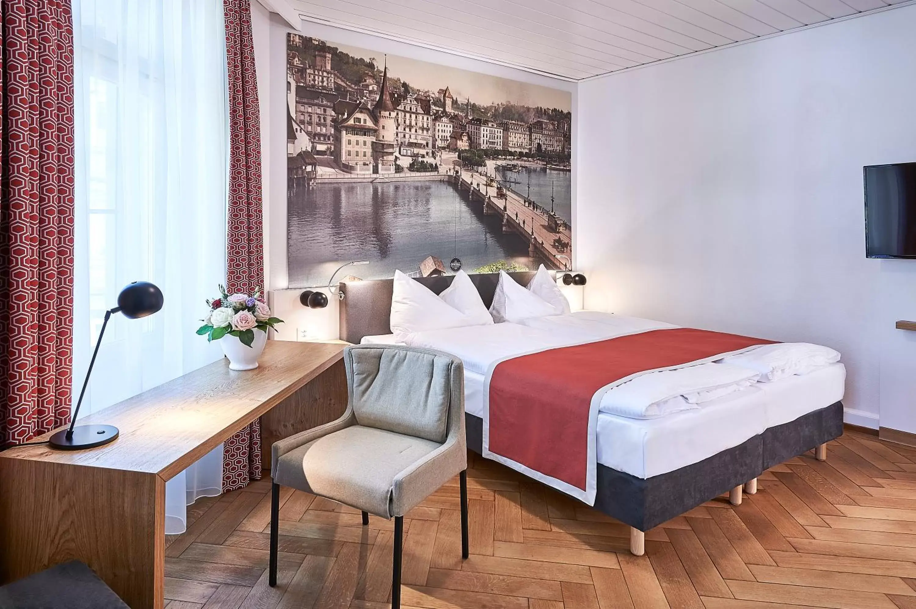 Photo of the whole room, Bed in Hotel Central Luzern