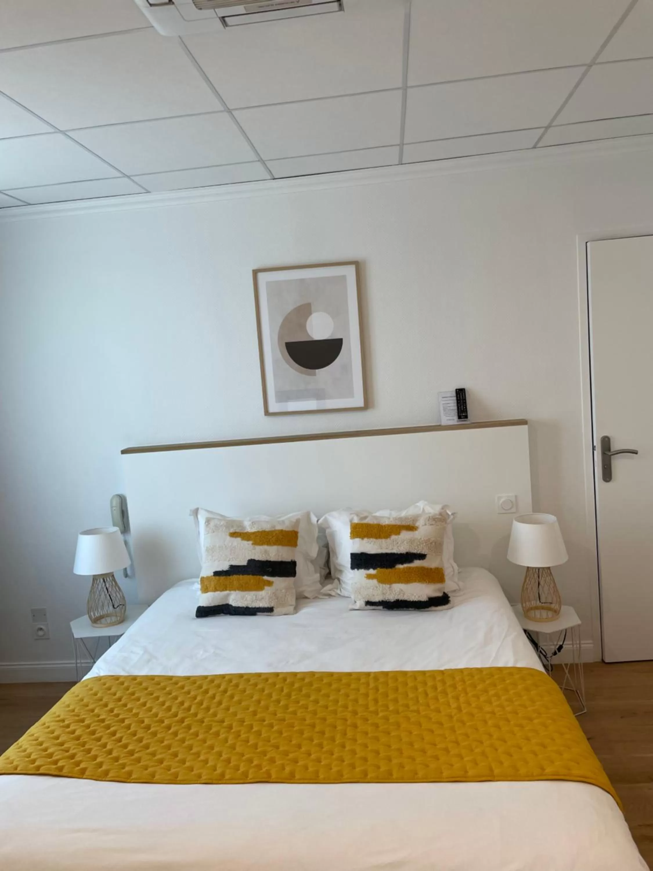 Bedroom, Bed in Hôtel Porte Mars - Reims Gare Centre Arena