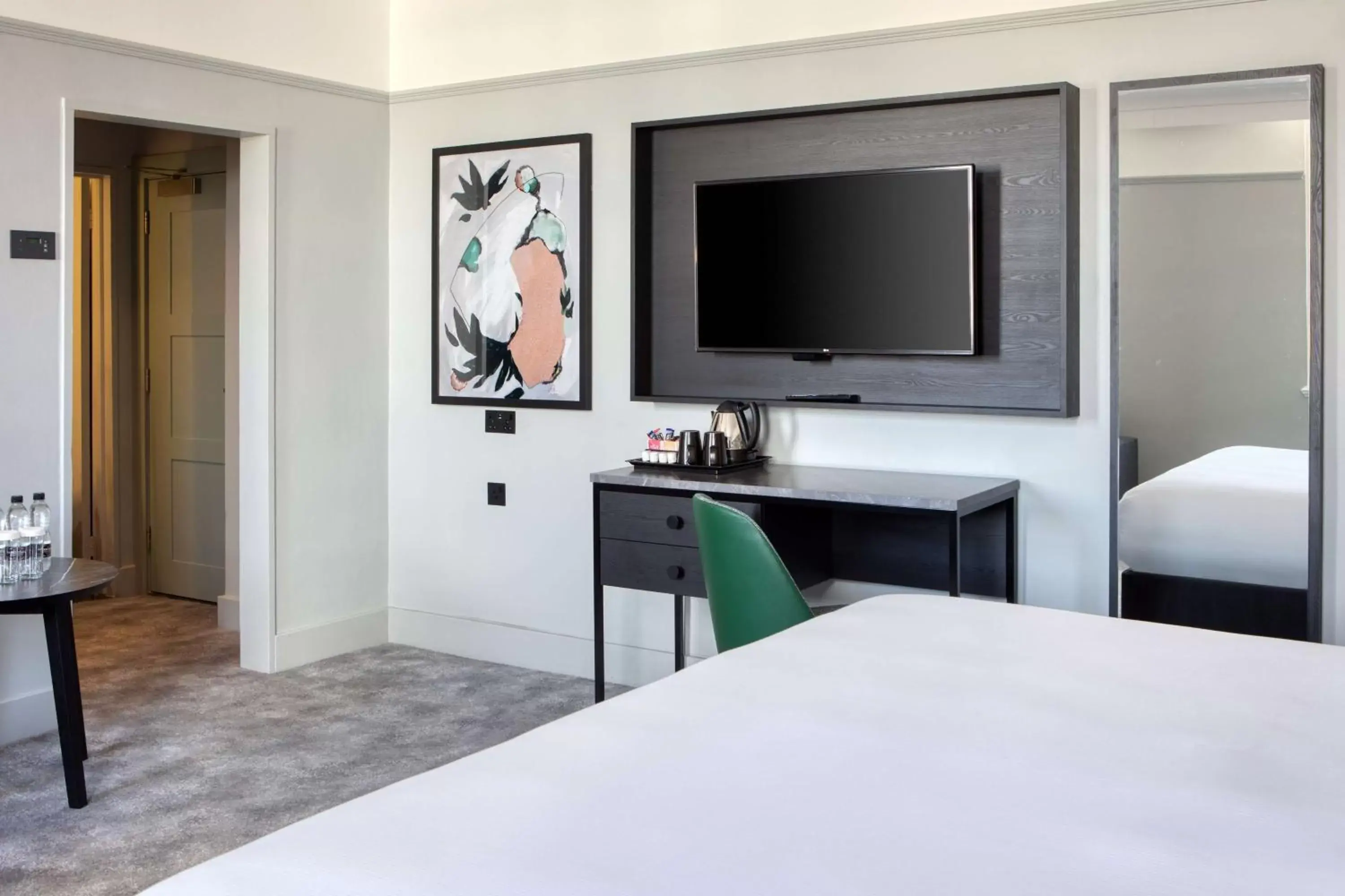 Bed, TV/Entertainment Center in DoubleTree By Hilton Brighton Metropole
