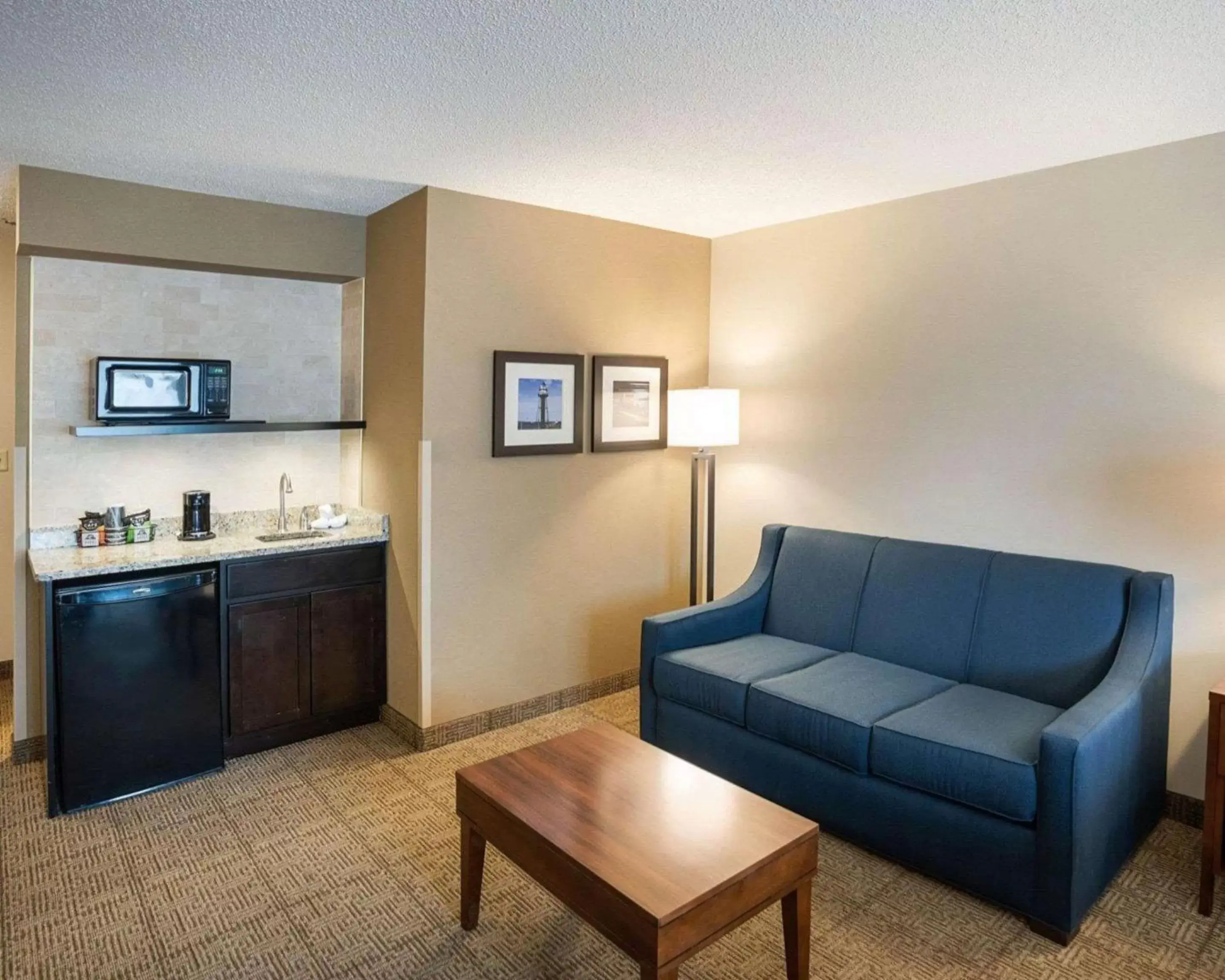 Photo of the whole room, Kitchen/Kitchenette in Comfort Inn West