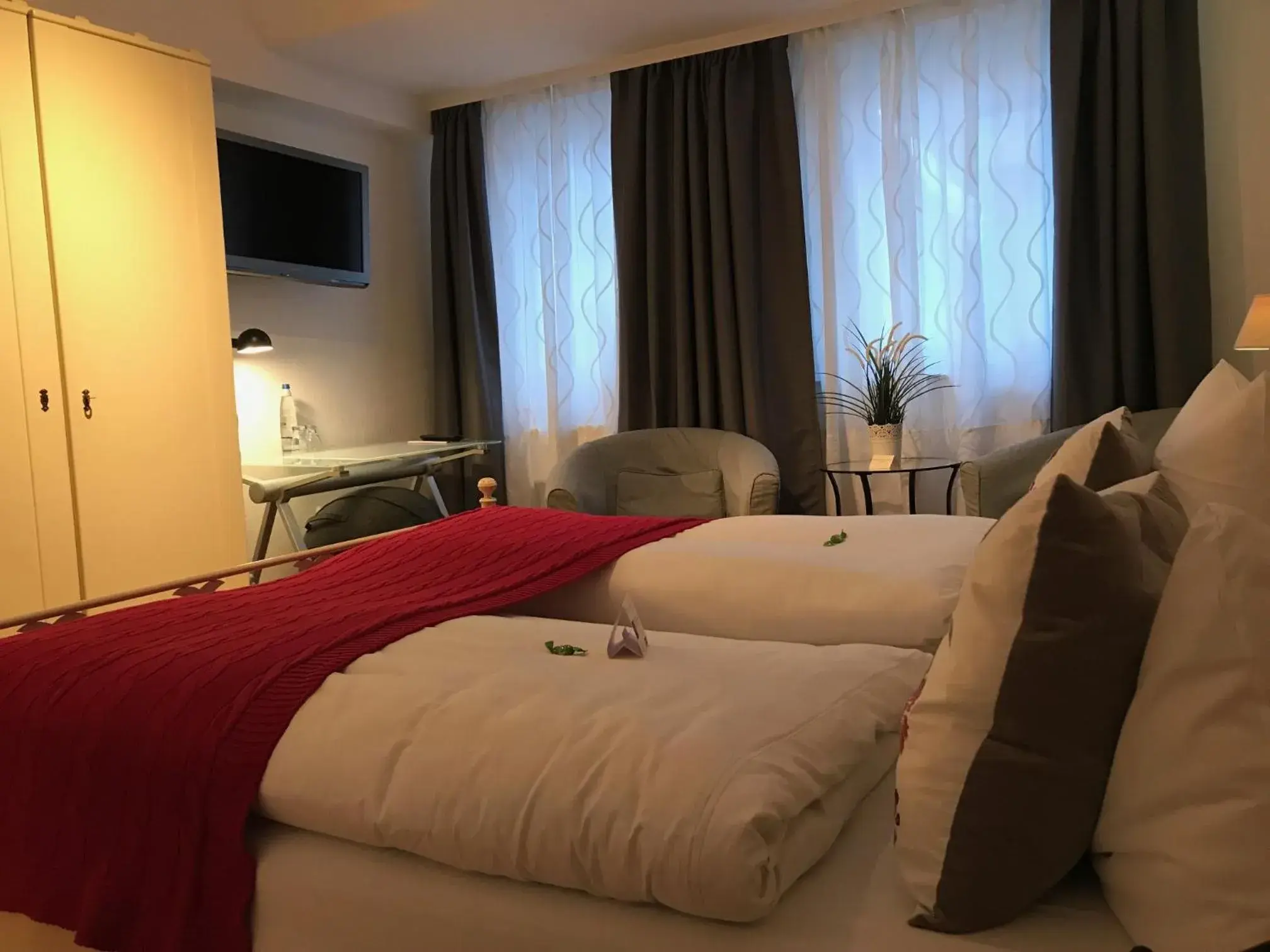 Photo of the whole room, Bed in Flair Hotel Vier Jahreszeiten