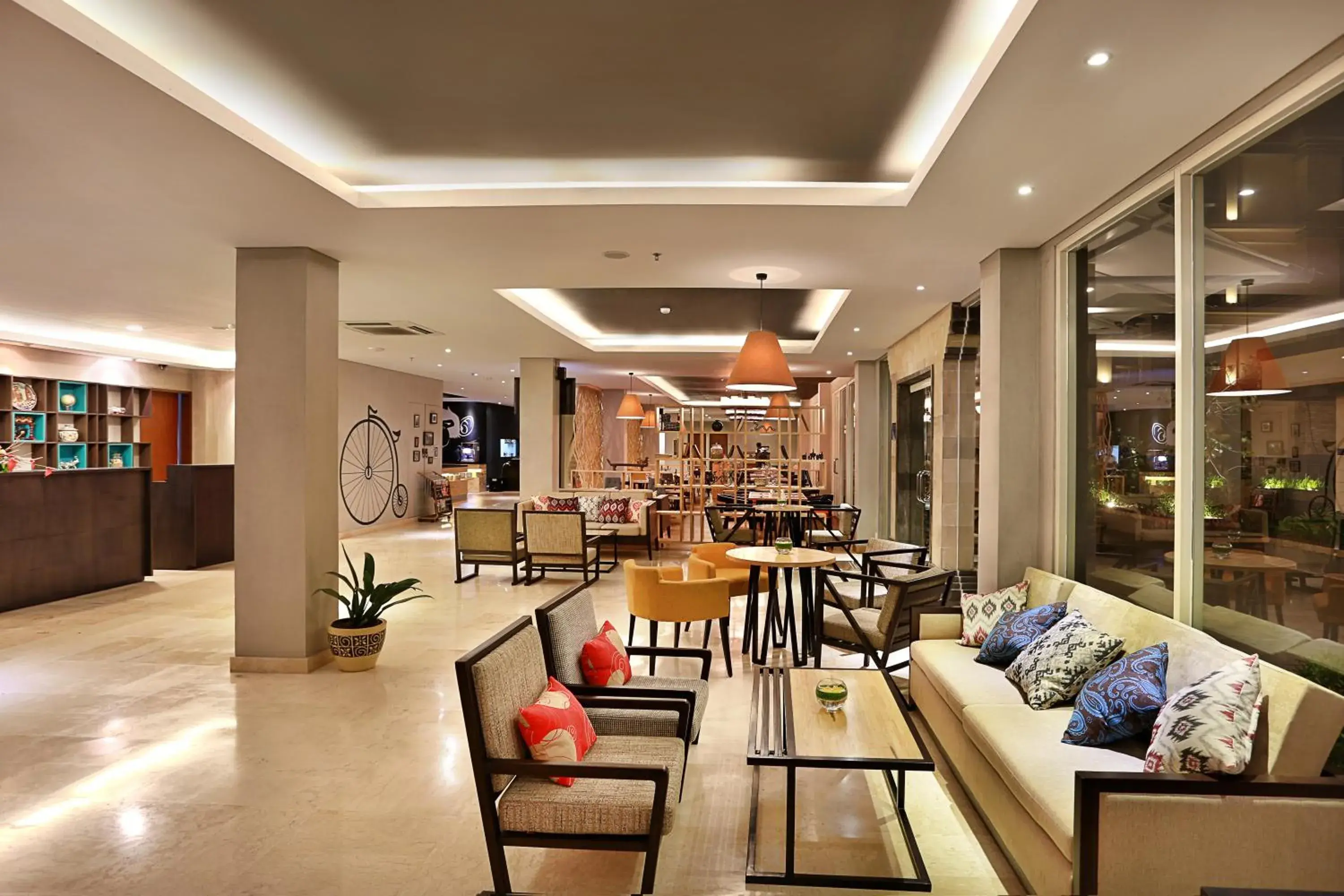 Lobby or reception, Lounge/Bar in Golden Tulip Essential Denpasar Hotel