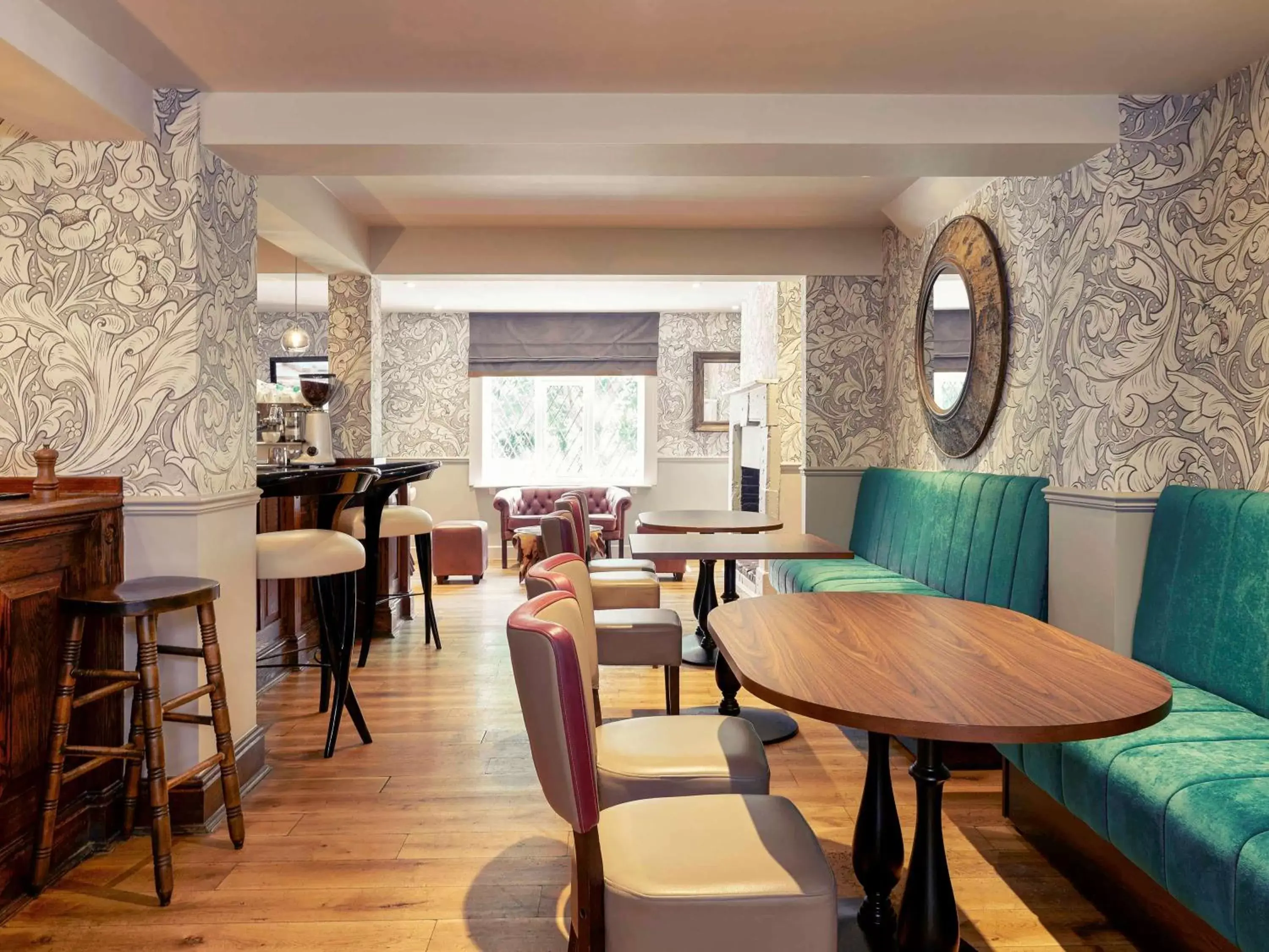 Lounge or bar, Restaurant/Places to Eat in Mercure Thame Lambert Hotel