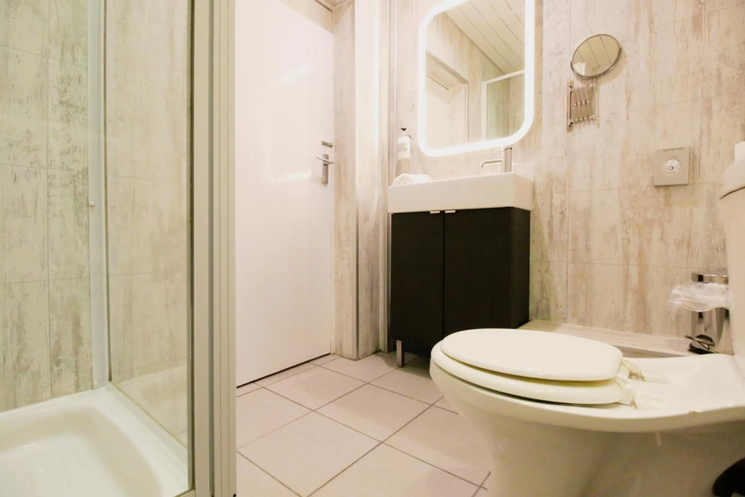 Bathroom in Kelvingrove Hotel - Sauchiehall St