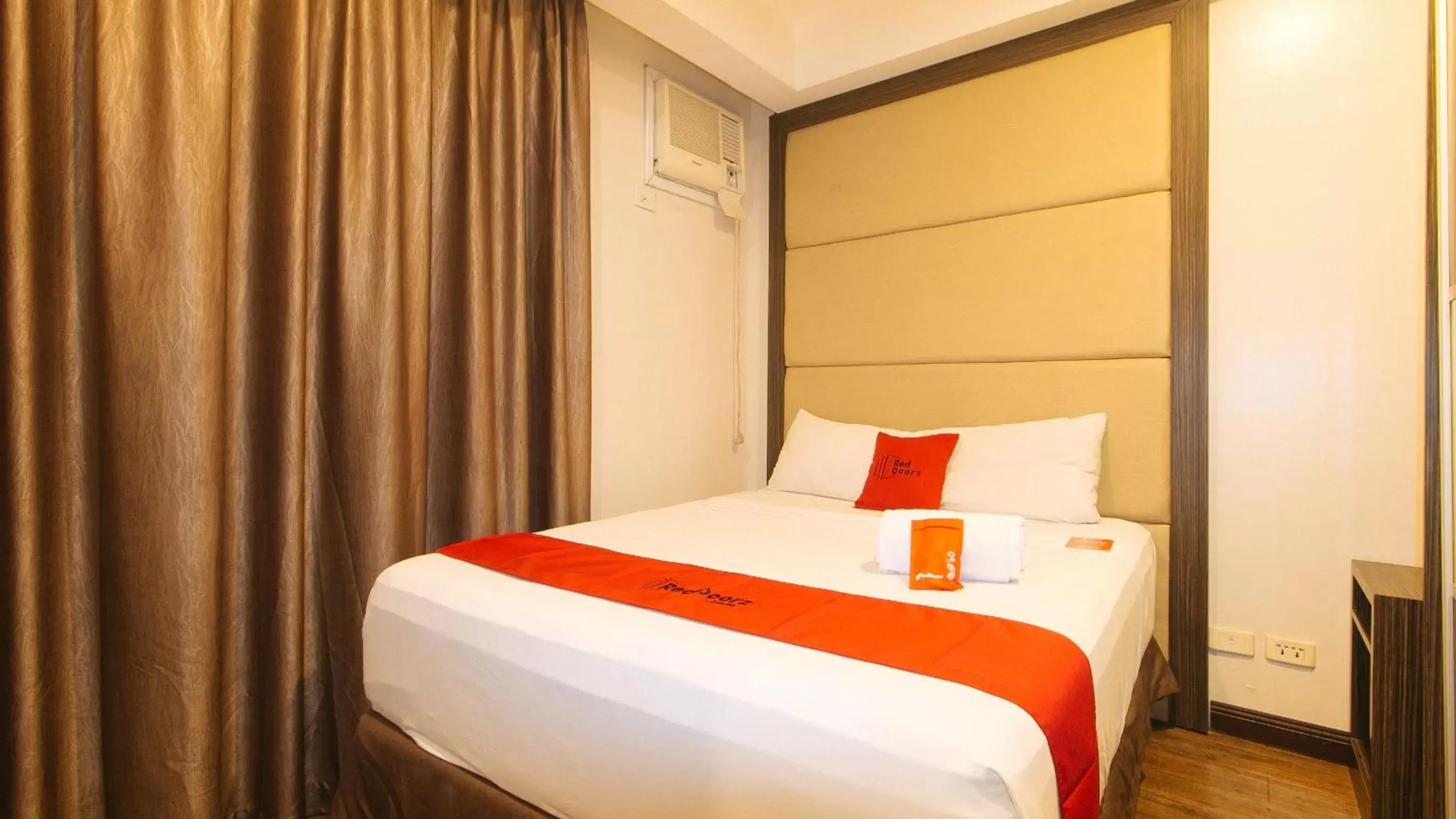Bed in RedDoorz Premium @ West Avenue Quezon City