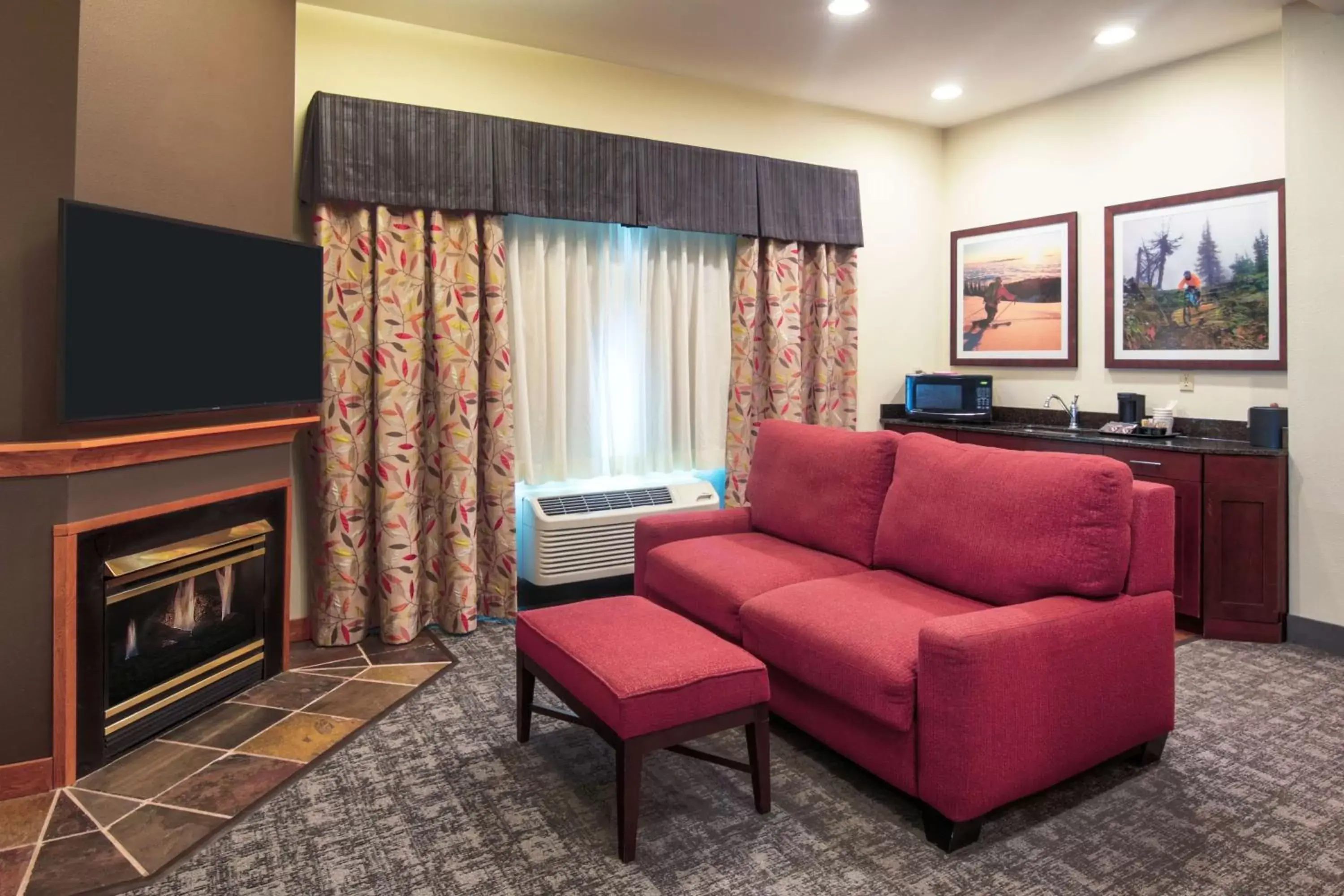 Photo of the whole room, Seating Area in Best Western Rocky Mountain Lodge