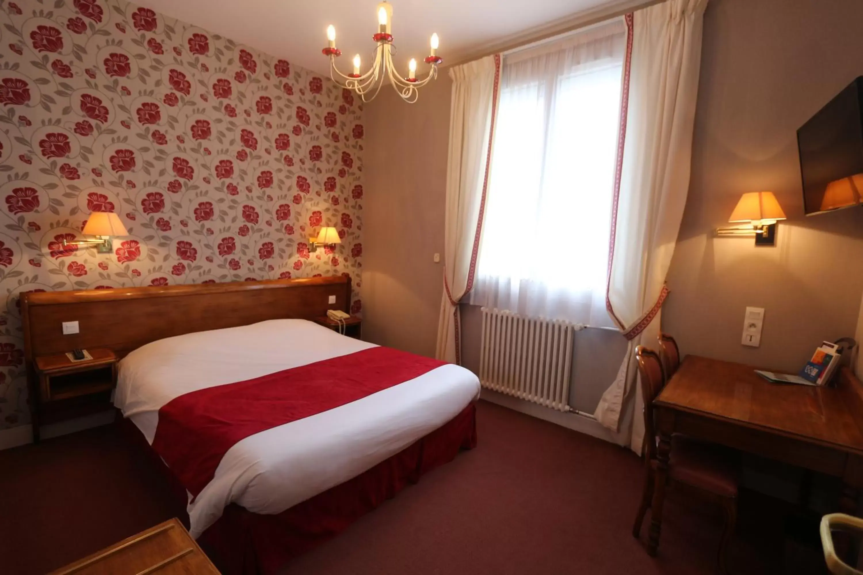 Photo of the whole room, Room Photo in The Originals Boutique, Hôtel Normandie, Auxerre