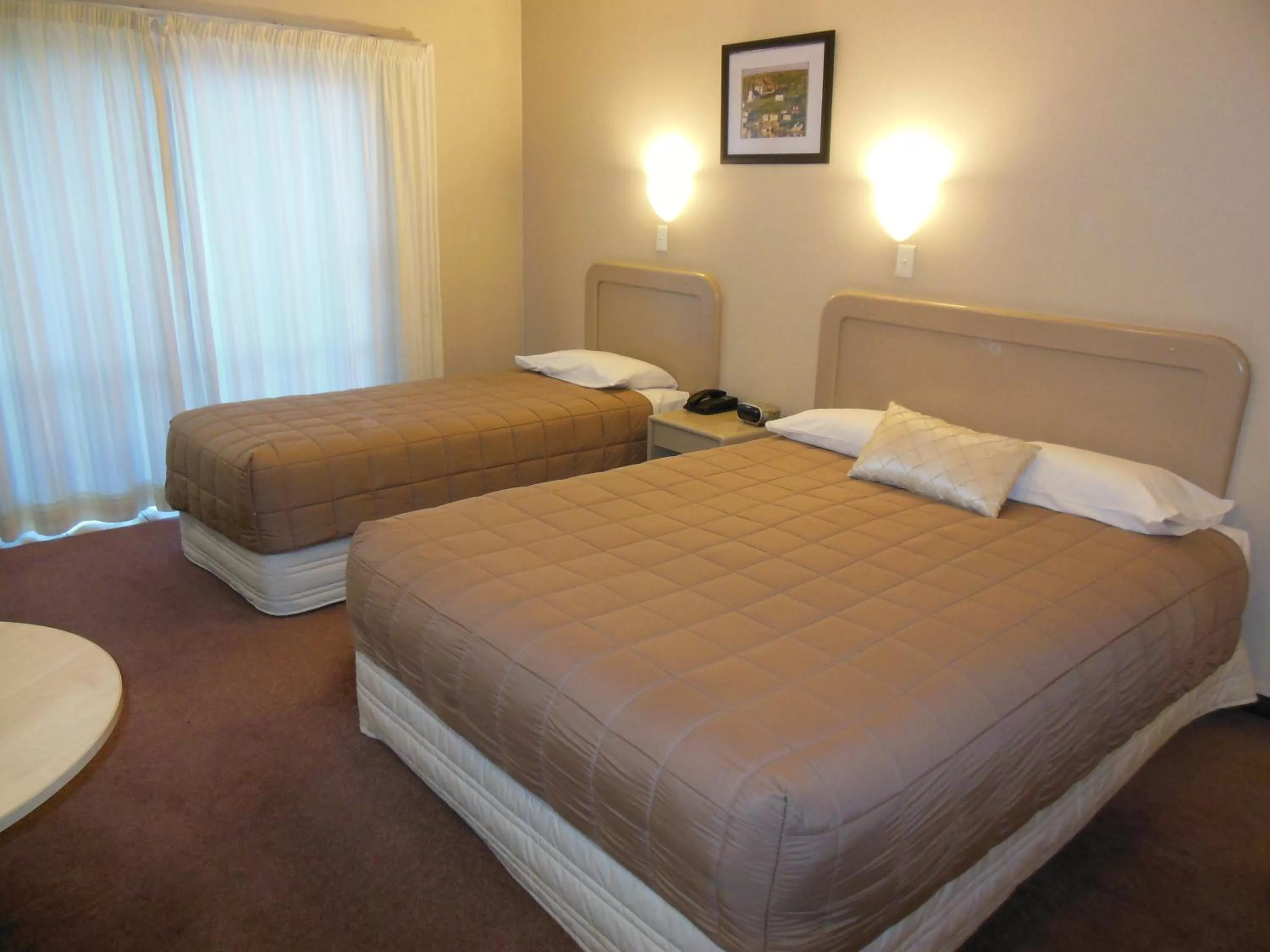 Deluxe Twin Studio in ASURE Camelot Arms Motor Lodge