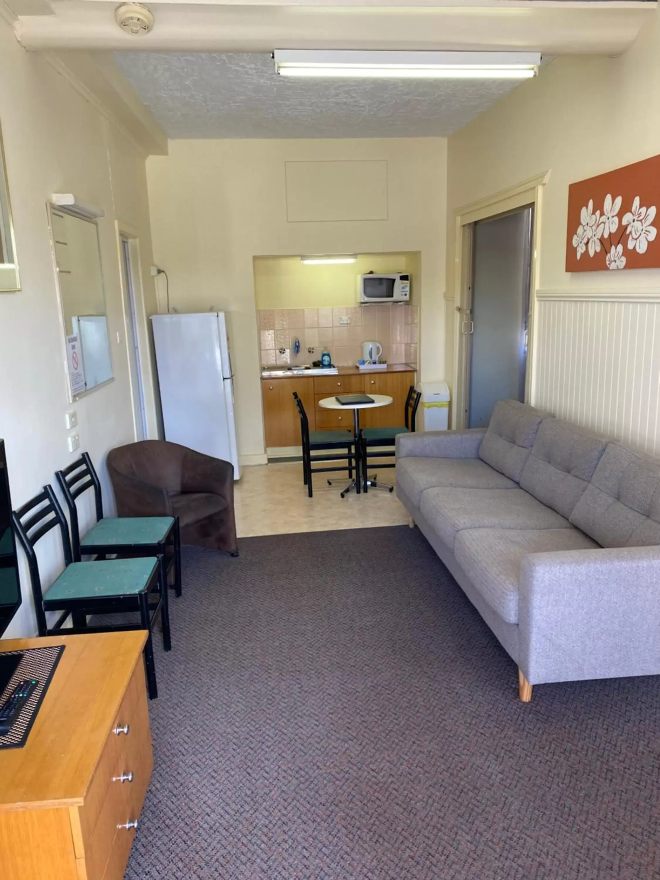 Photo of the whole room, Seating Area in Paddle Steamer Motel