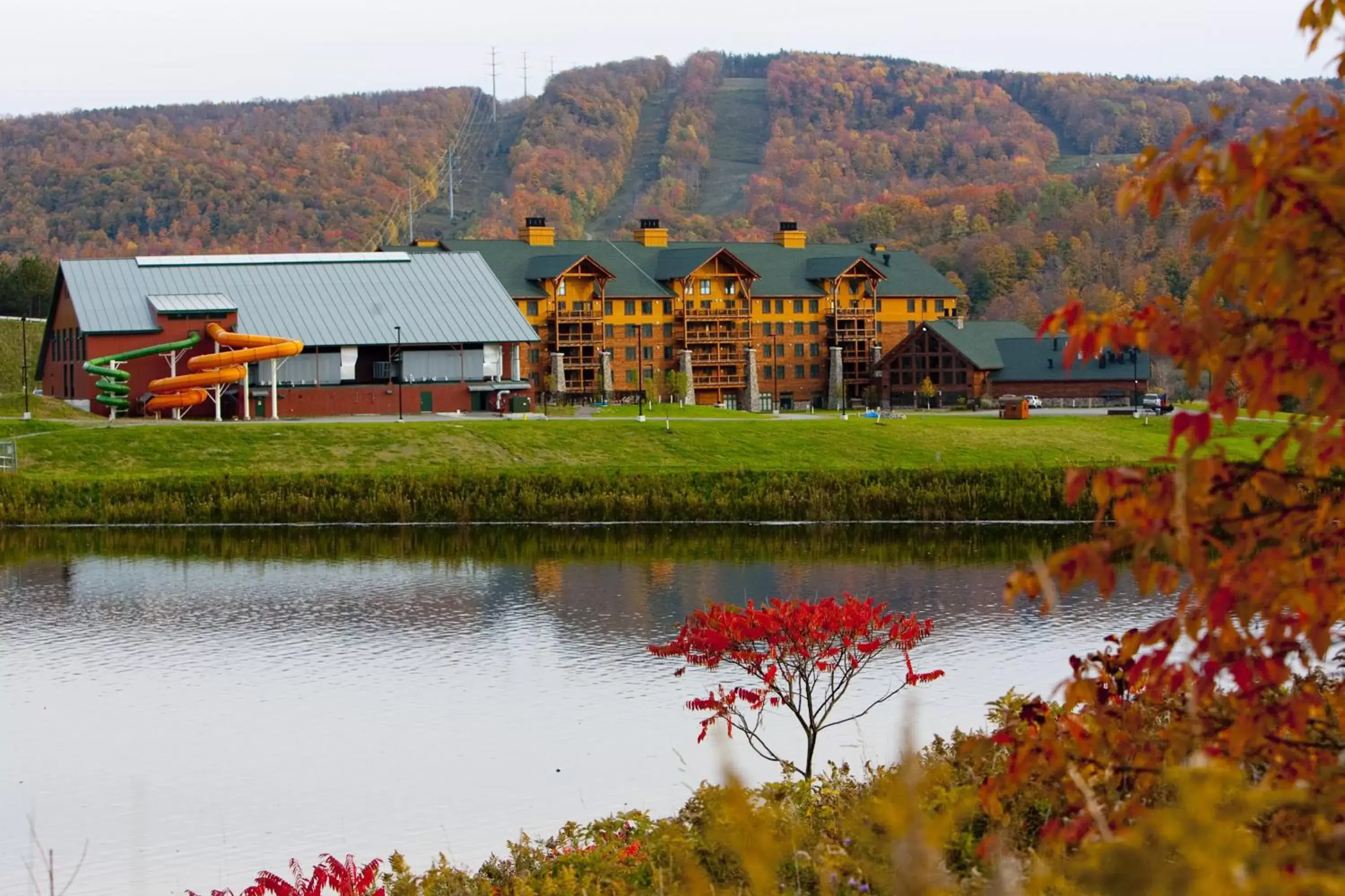 Property Building in Hope Lake Lodge & Indoor Waterpark