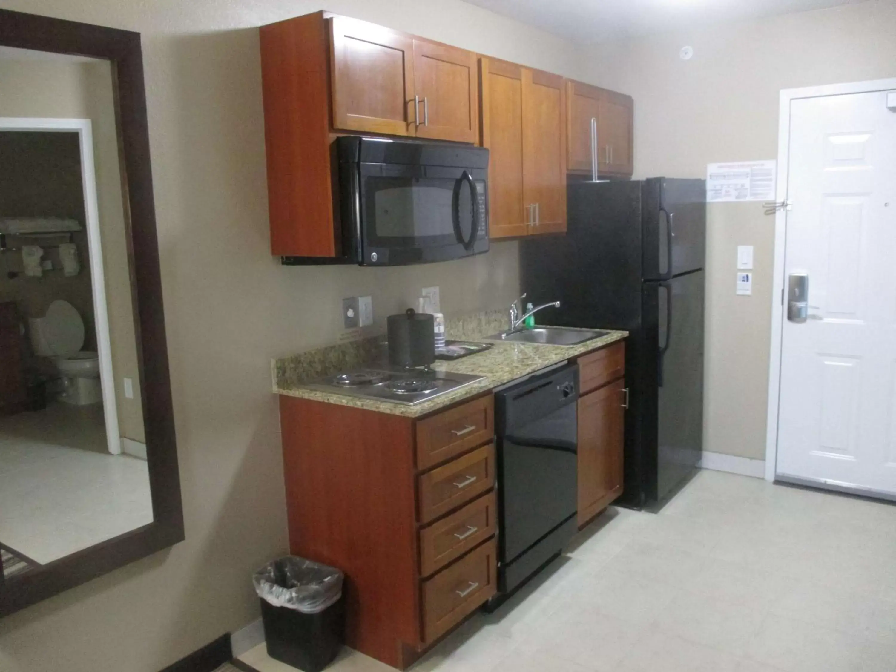 Photo of the whole room, Kitchen/Kitchenette in Best Western Plus Crawfordsville Hotel