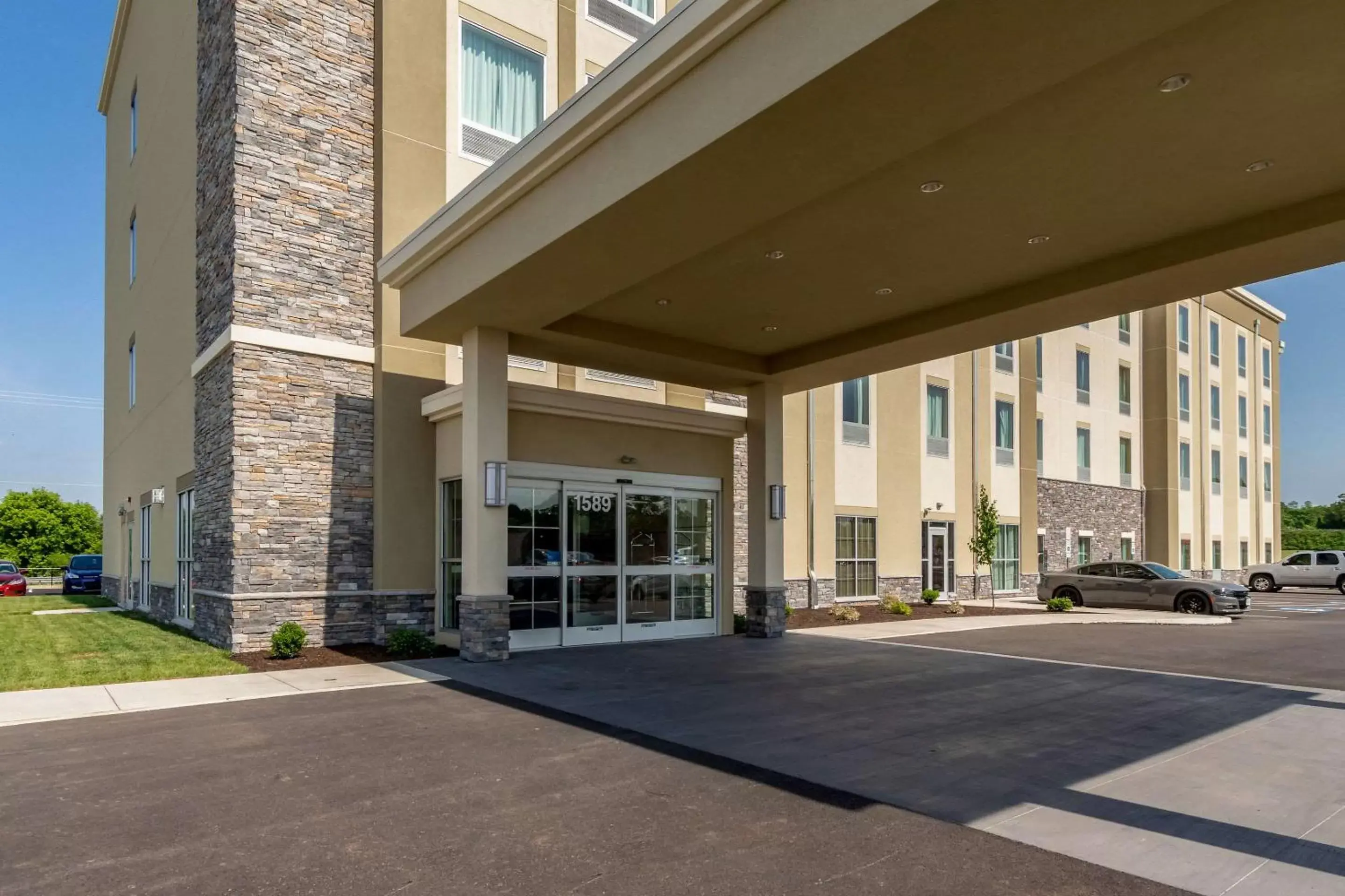 Property building in Comfort Inn & Suites - Harrisburg Airport - Hershey South