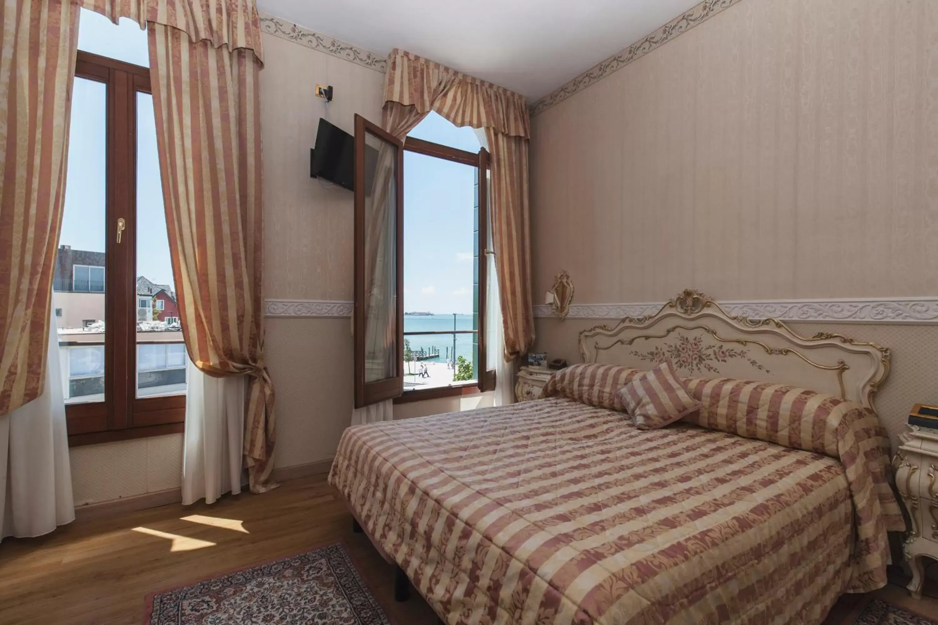 Comfort Double Room with Lagoon View in Hotel Riviera Venezia Lido Comfort Double Room with Lagoon View in Hotel Riviera Venezia Lido