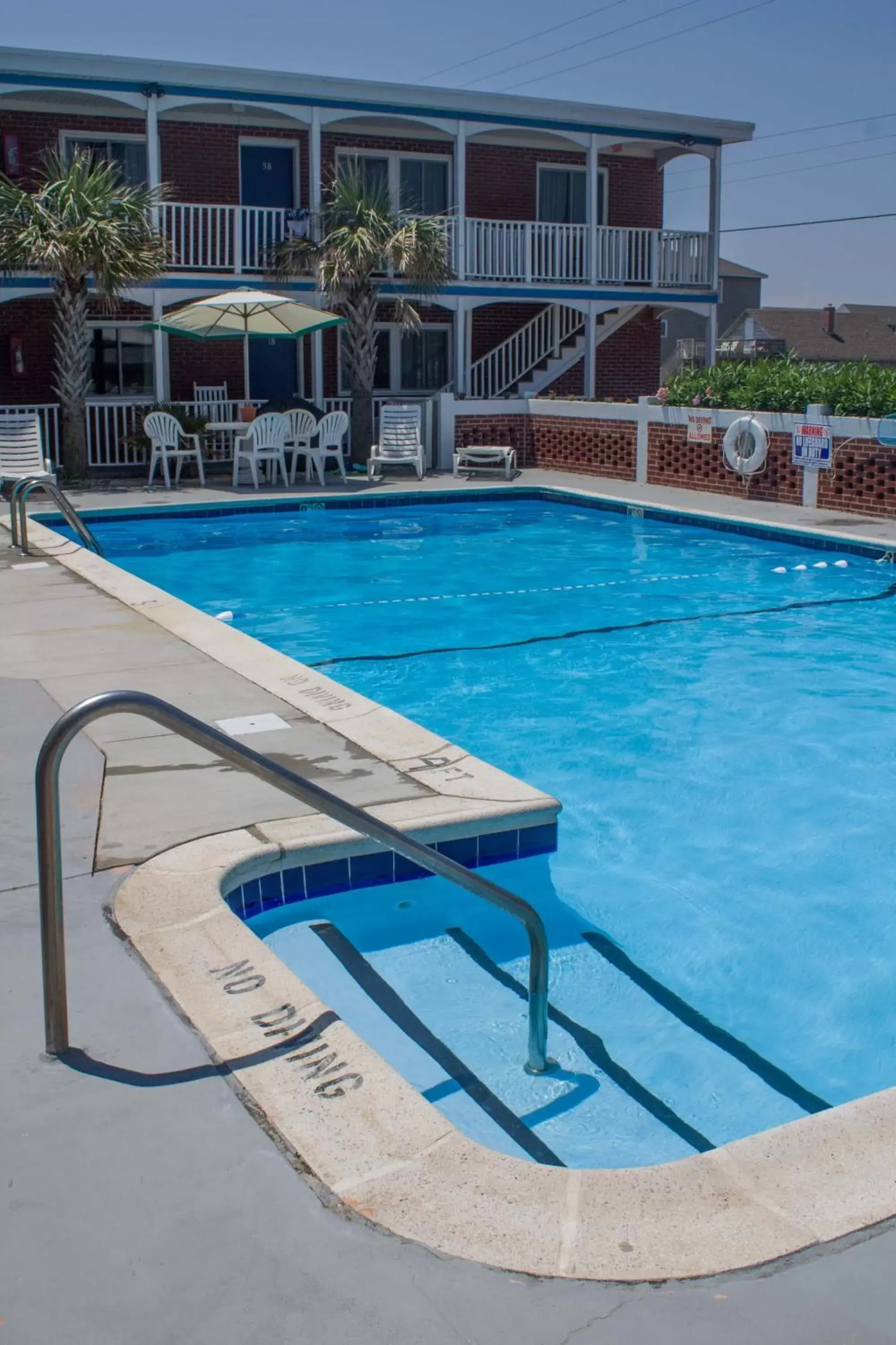 Swimming Pool in Colonial Inn