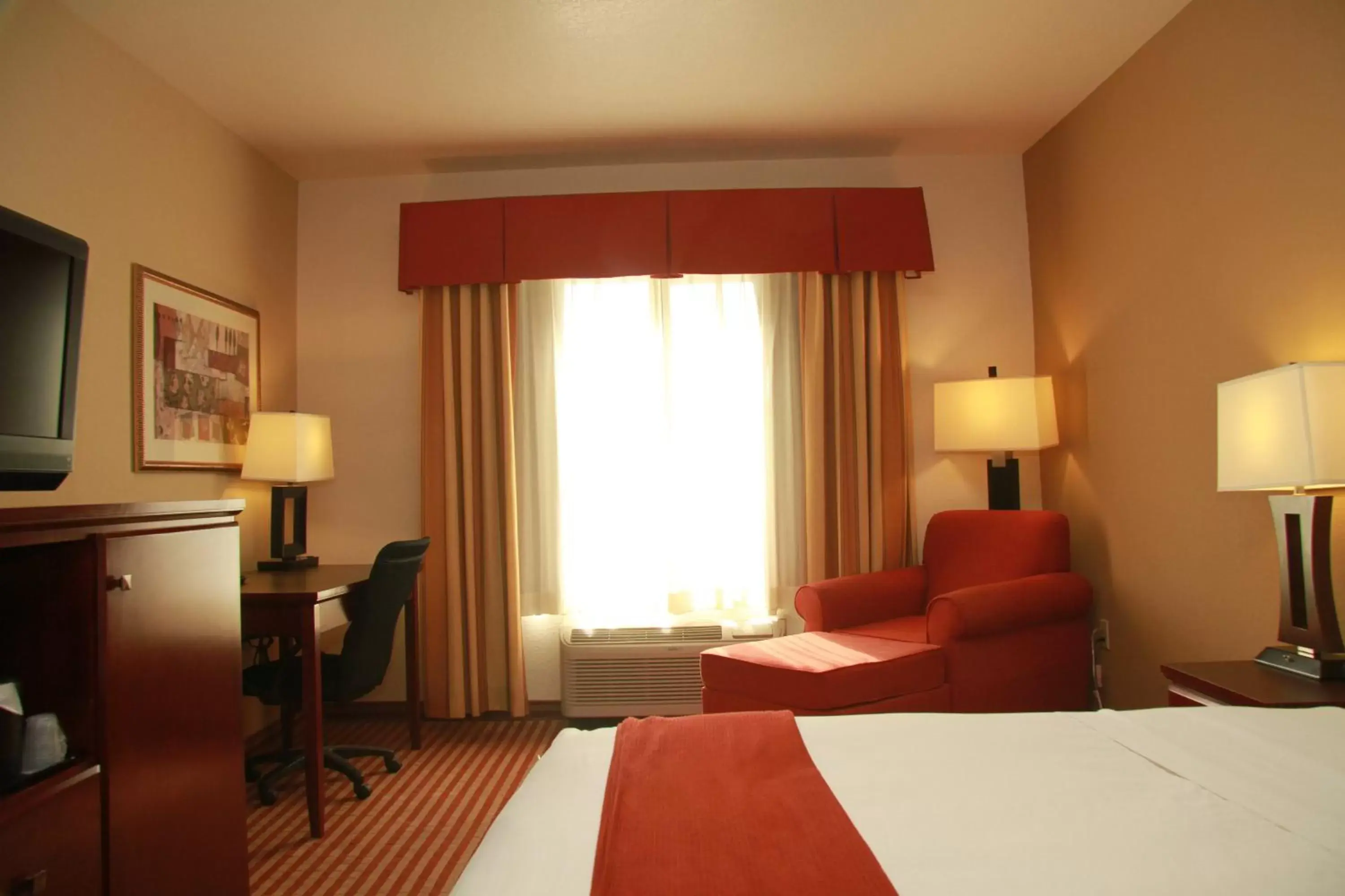 Photo of the whole room, Bed in Holiday Inn Express Hotel & Suites Amarillo South, an IHG Hotel