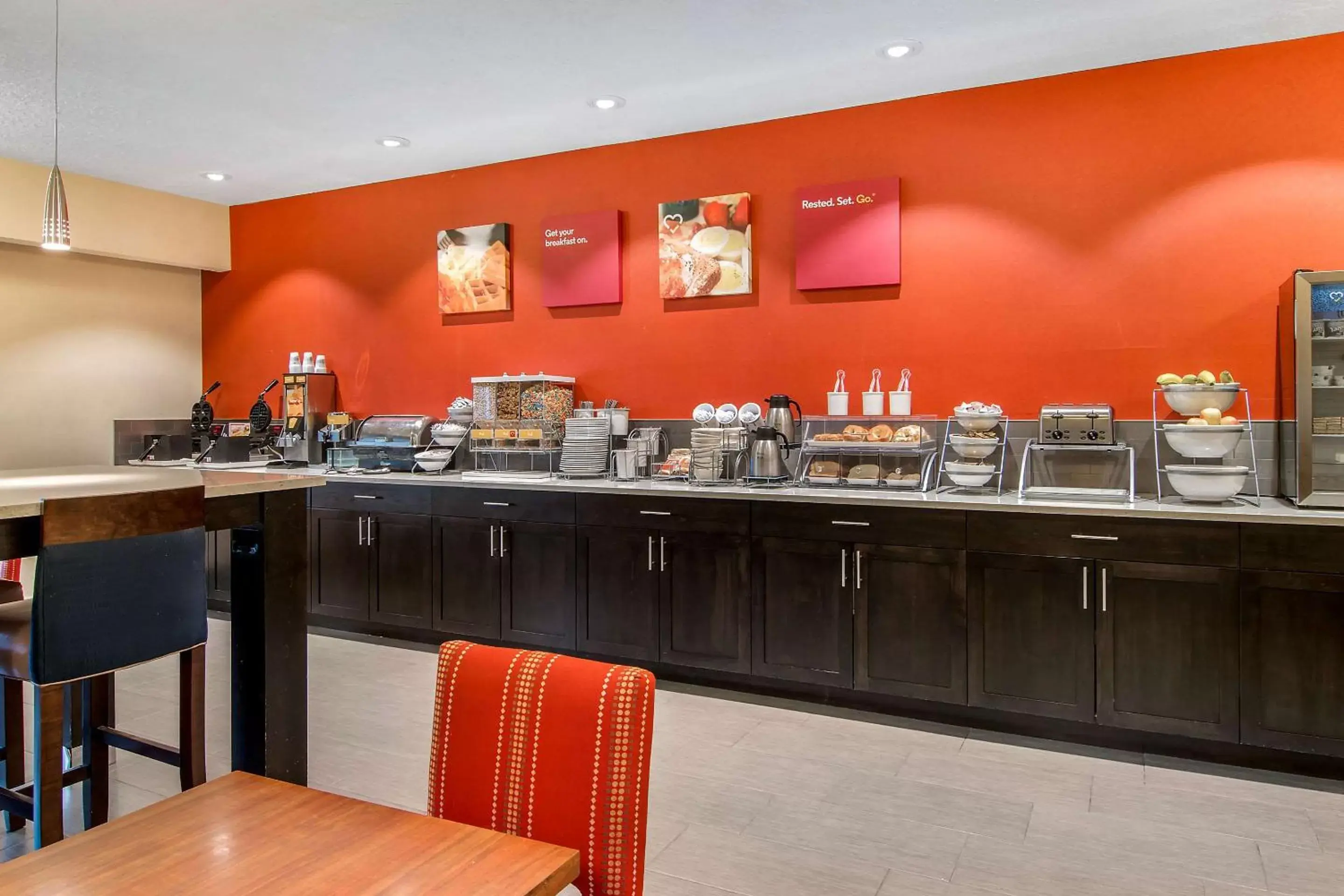 Restaurant/Places to Eat in Comfort Suites Near Vancouver Mall