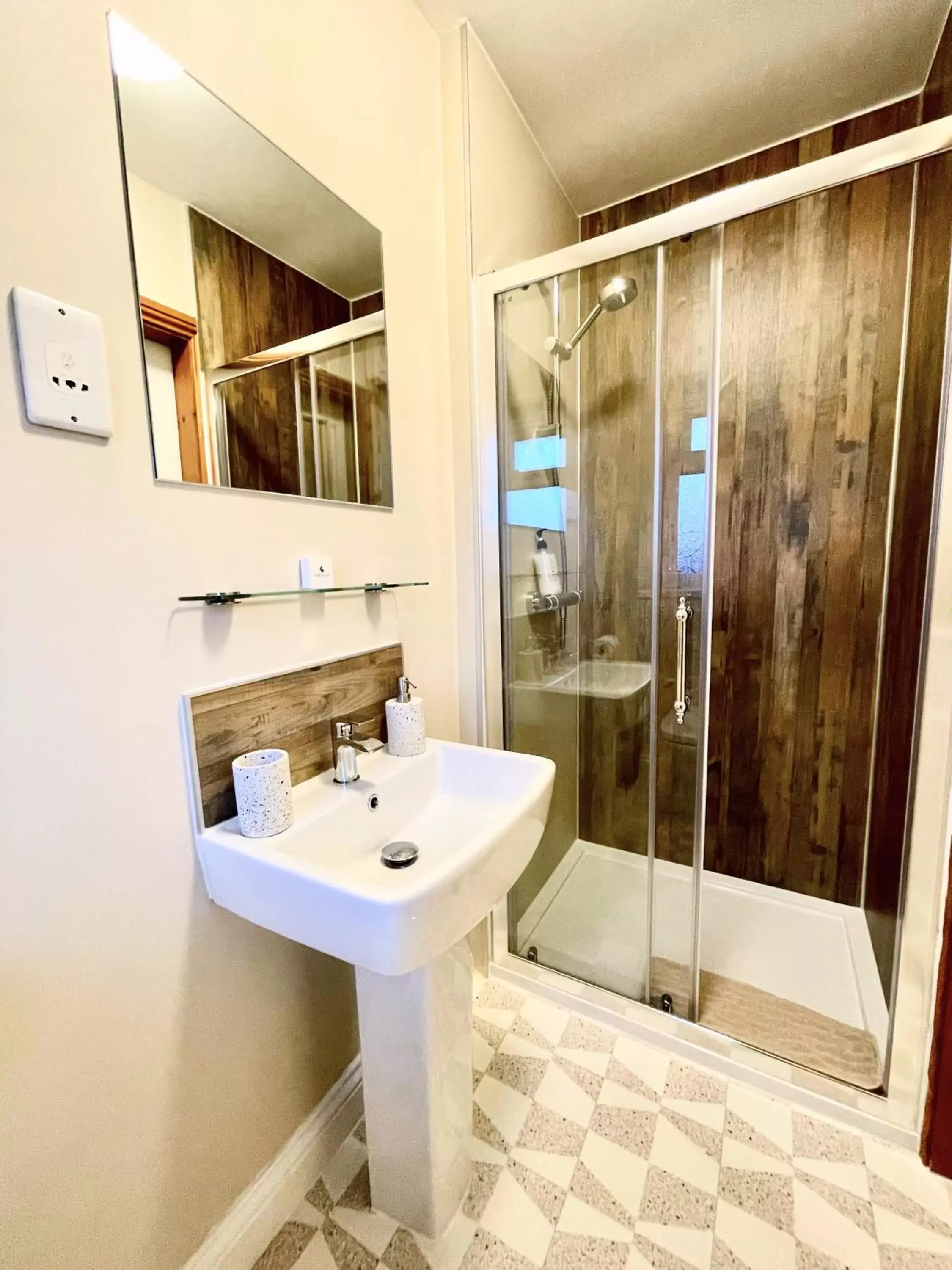 Shower, Bathroom in Bojangles Guest House