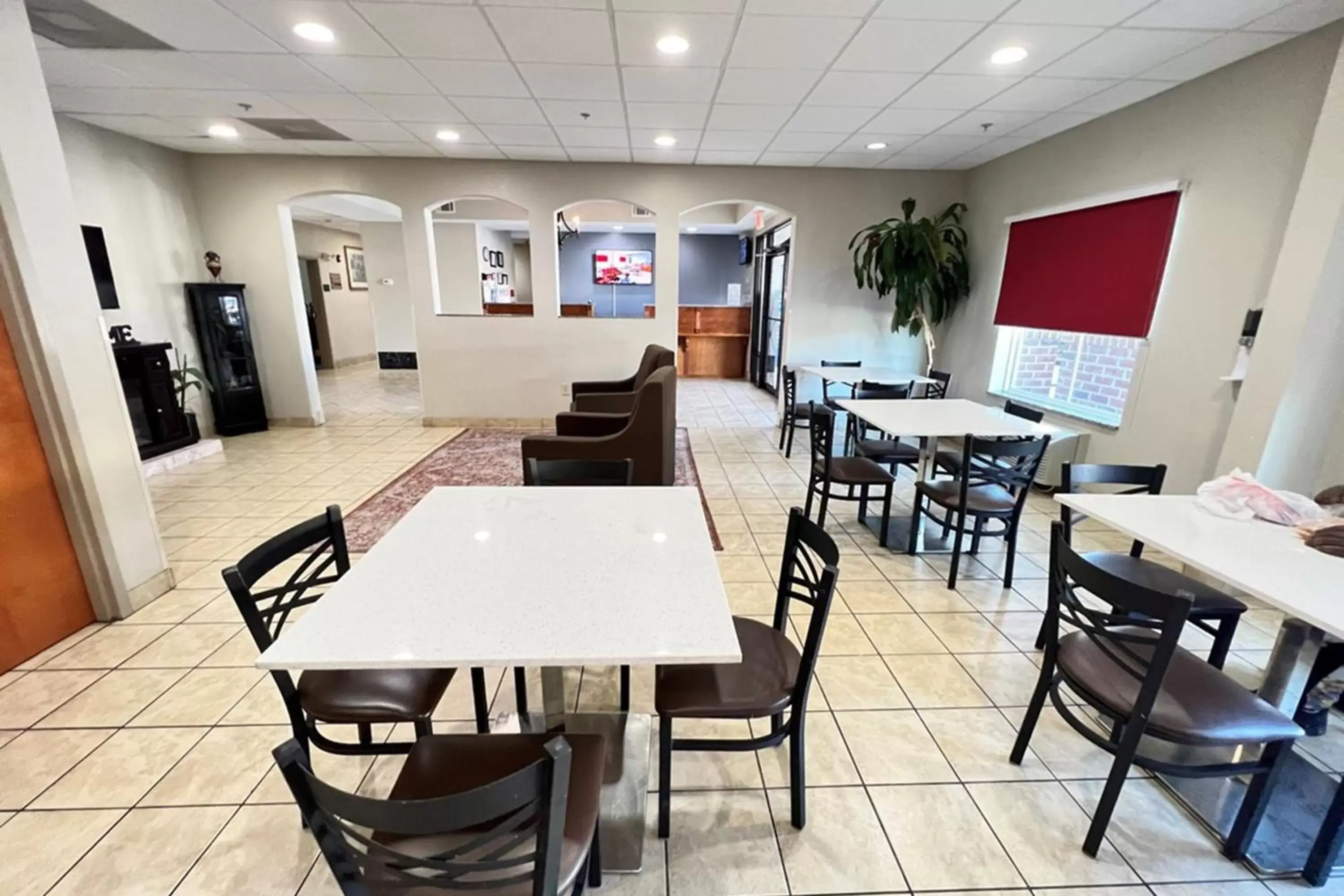 Communal lounge/ TV room, Restaurant/Places to Eat in Econo Lodge