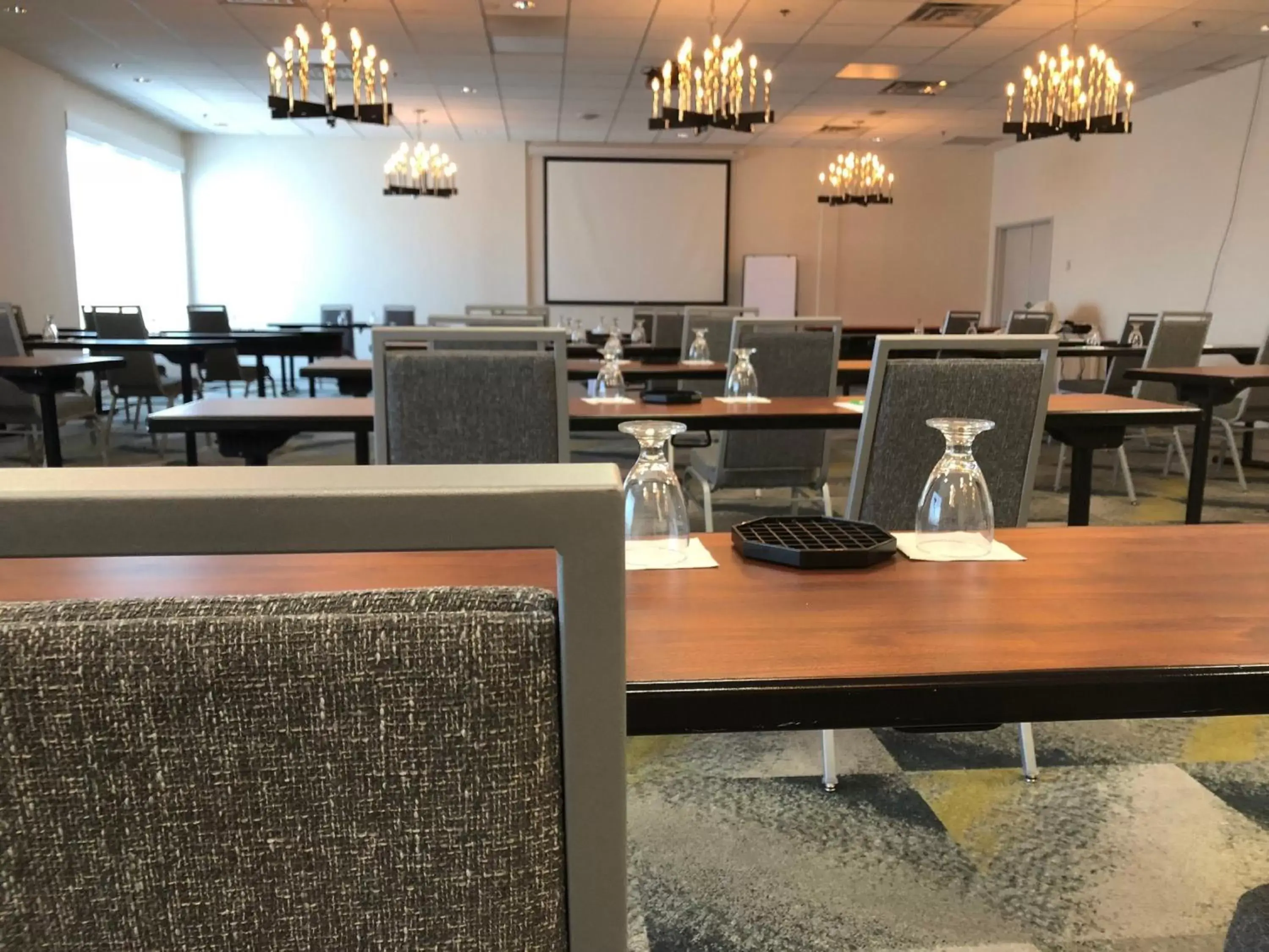 Meeting/conference room, Restaurant/Places to Eat in Holiday Inn Montreal Longueuil, an IHG Hotel