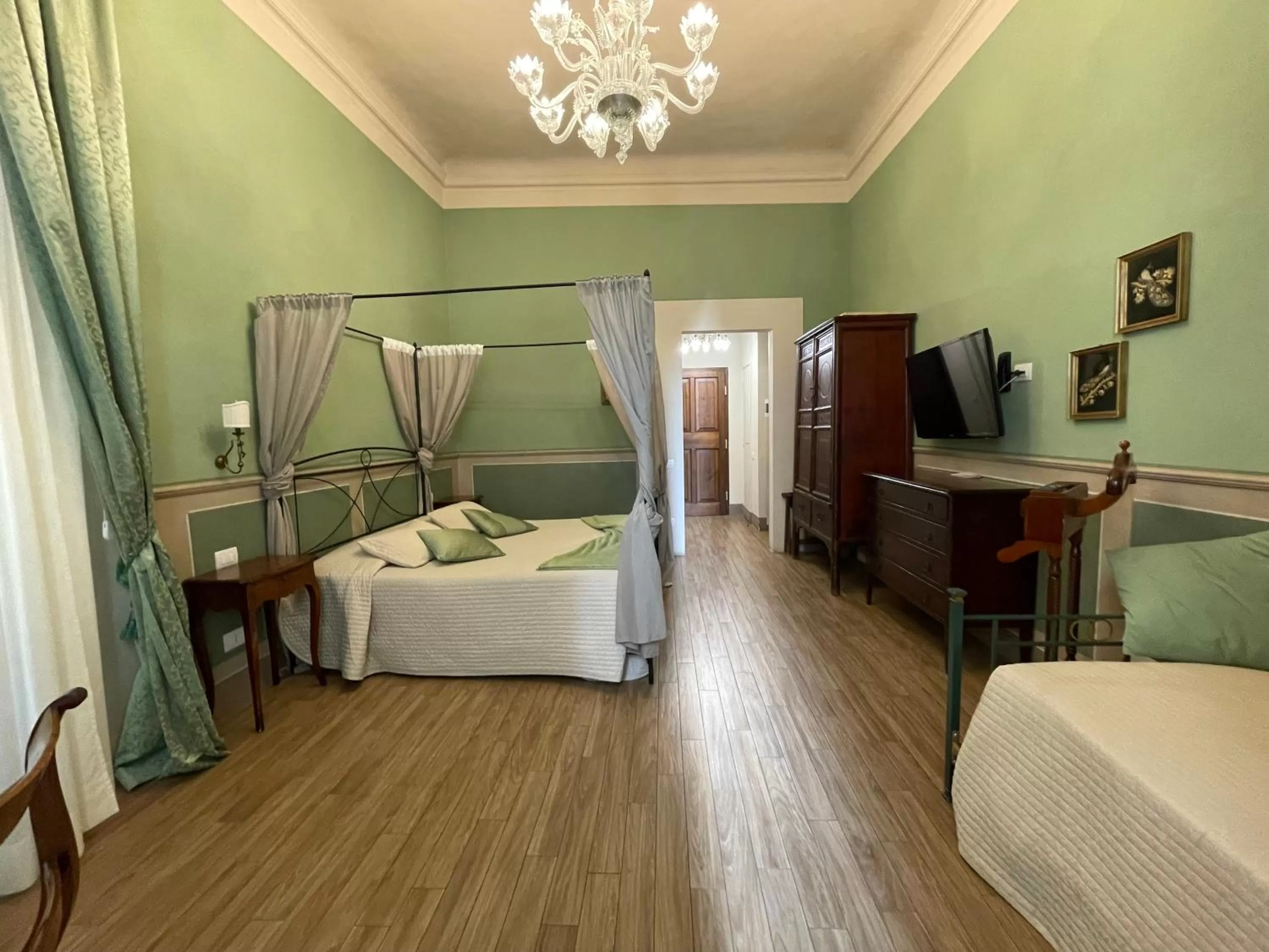 Photo of the whole room, Bed in La Bohème