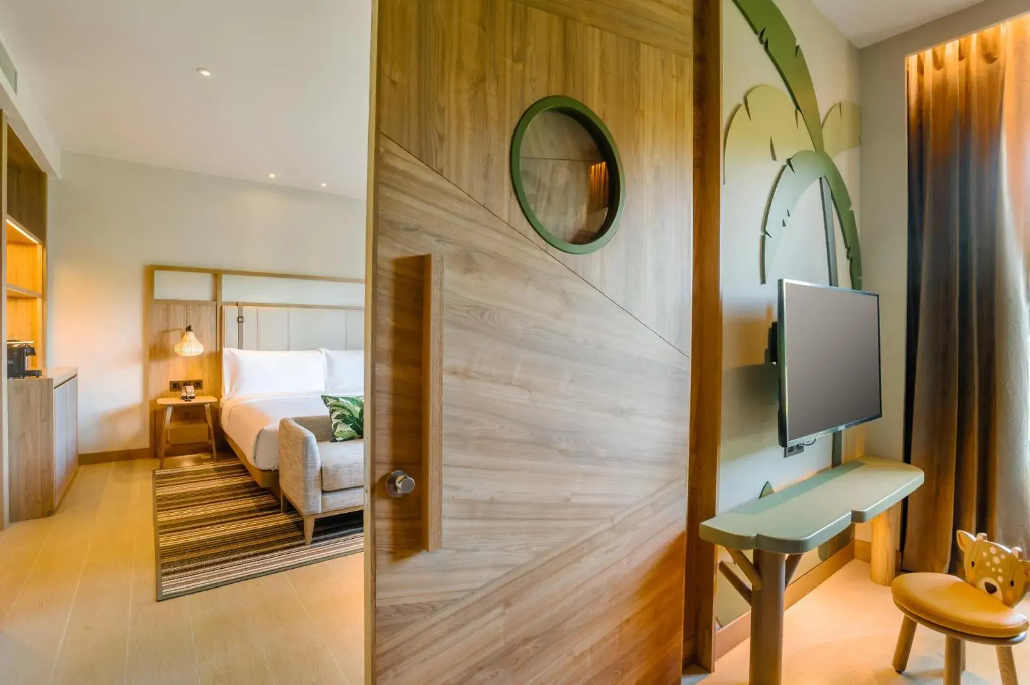 Bedroom, TV/Entertainment Center in Holiday Inn Resort Samui Bophut Beach, an IHG Hotel