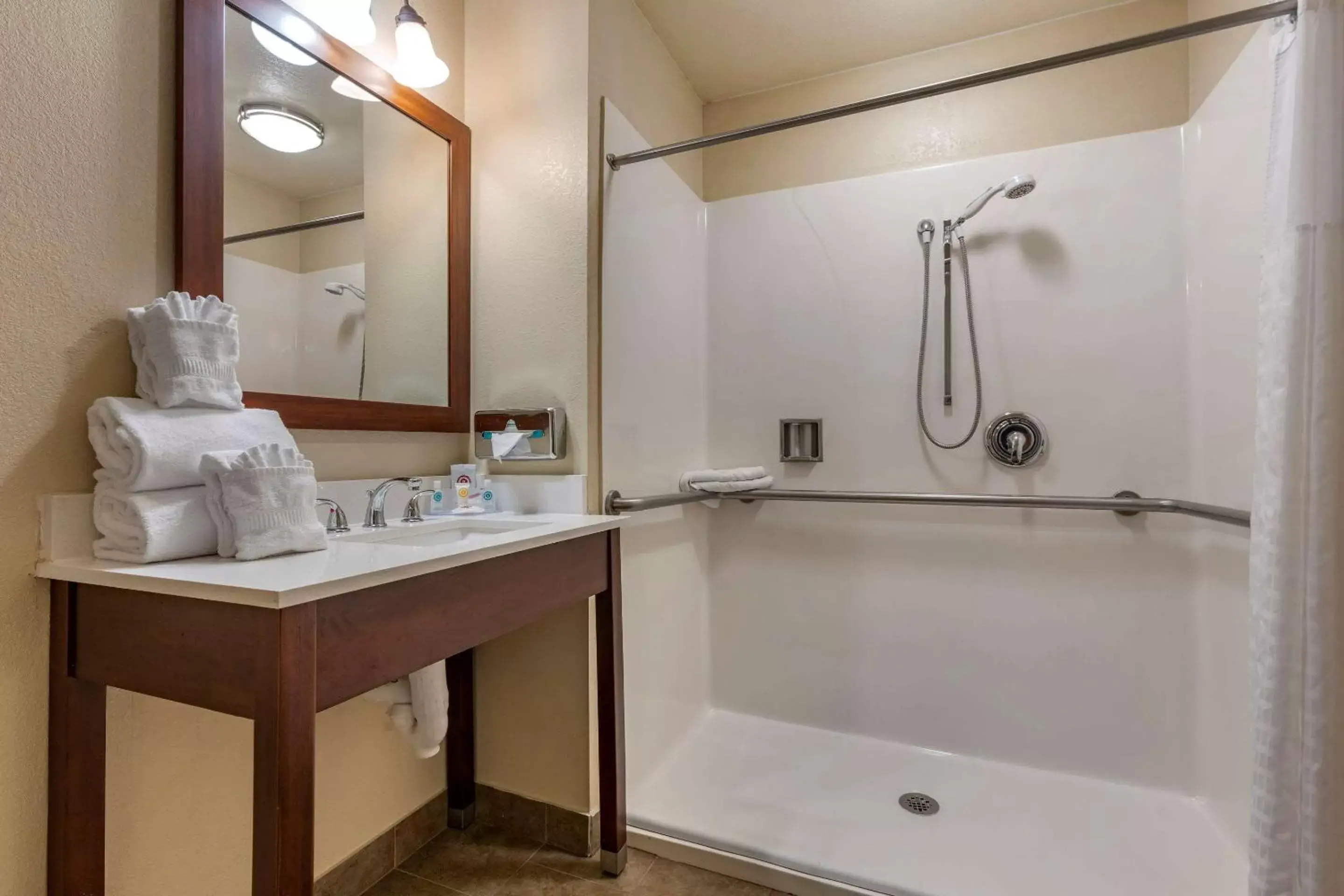 Bedroom, Bathroom in Comfort Inn & Suites Ukiah Mendocino County