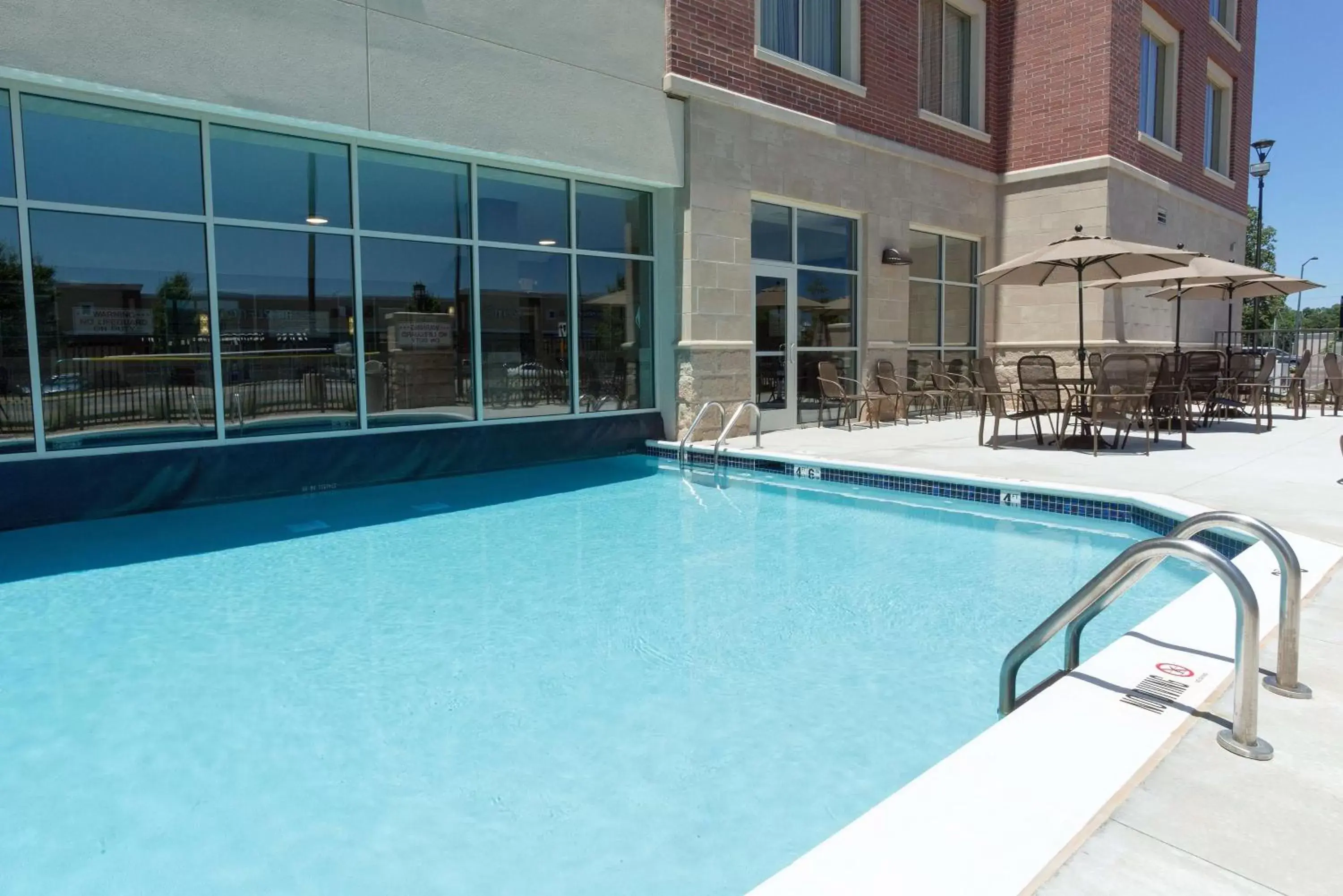 Activities, Swimming Pool in Drury Inn & Suites Burlington