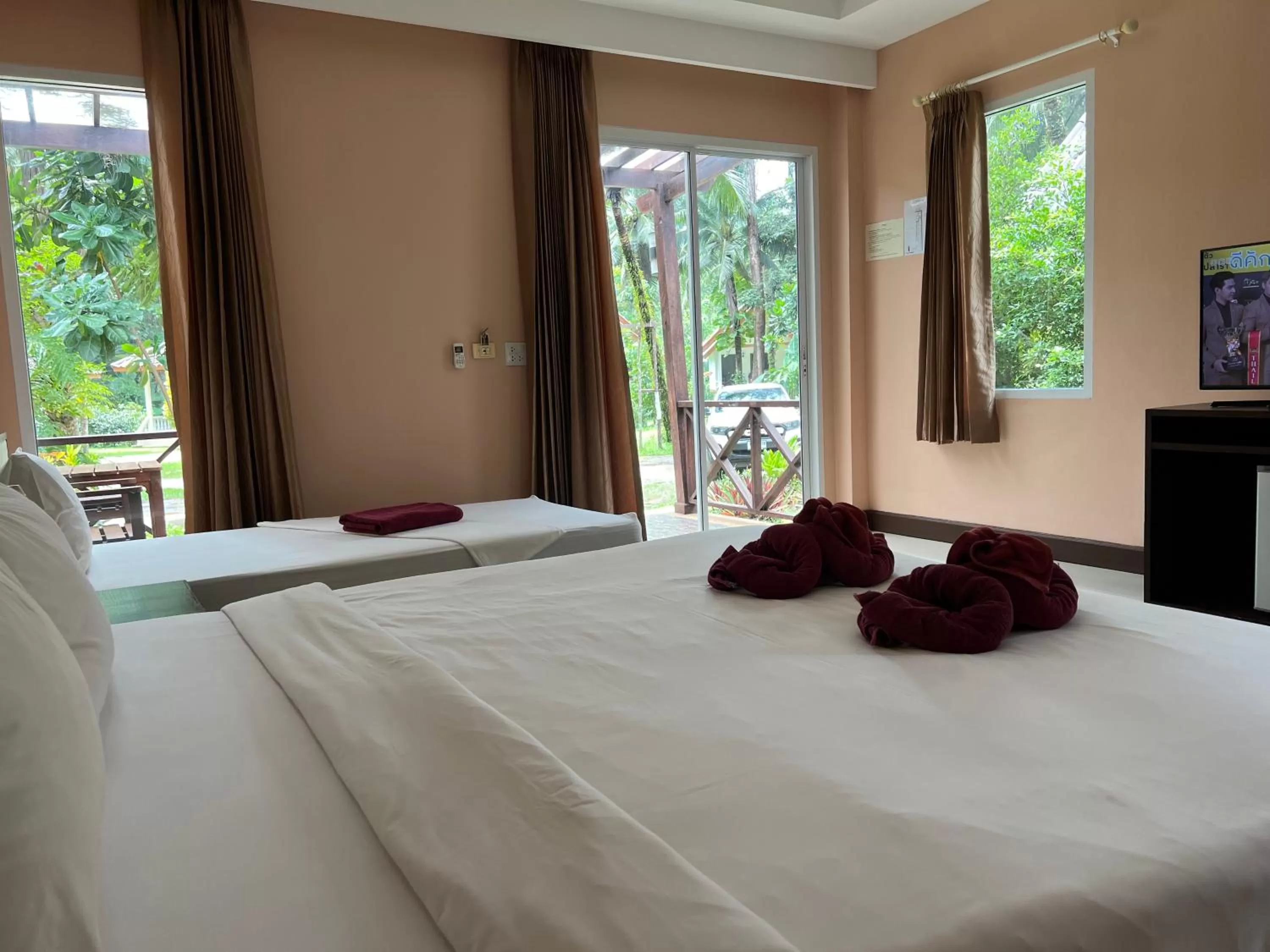 Bed in Ao Thong beach Resort