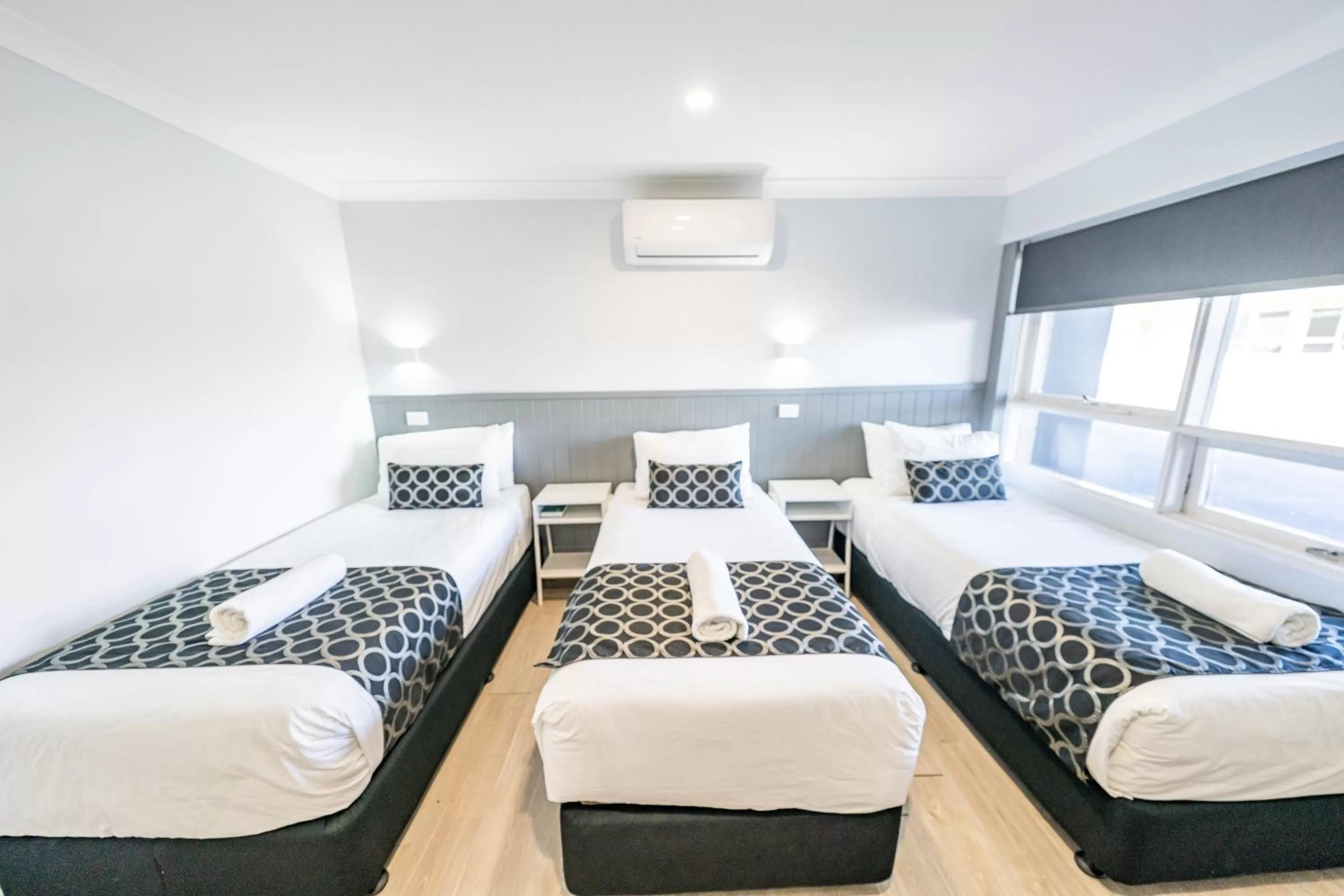 Living room, Bed in Bega Motel