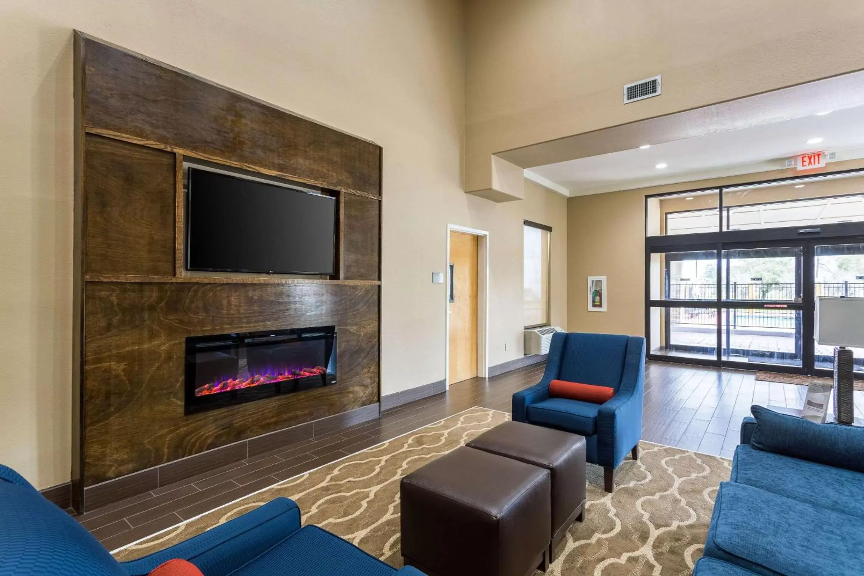 Lobby or reception, TV/Entertainment Center in Comfort Inn & Suites Baton Rouge Airport