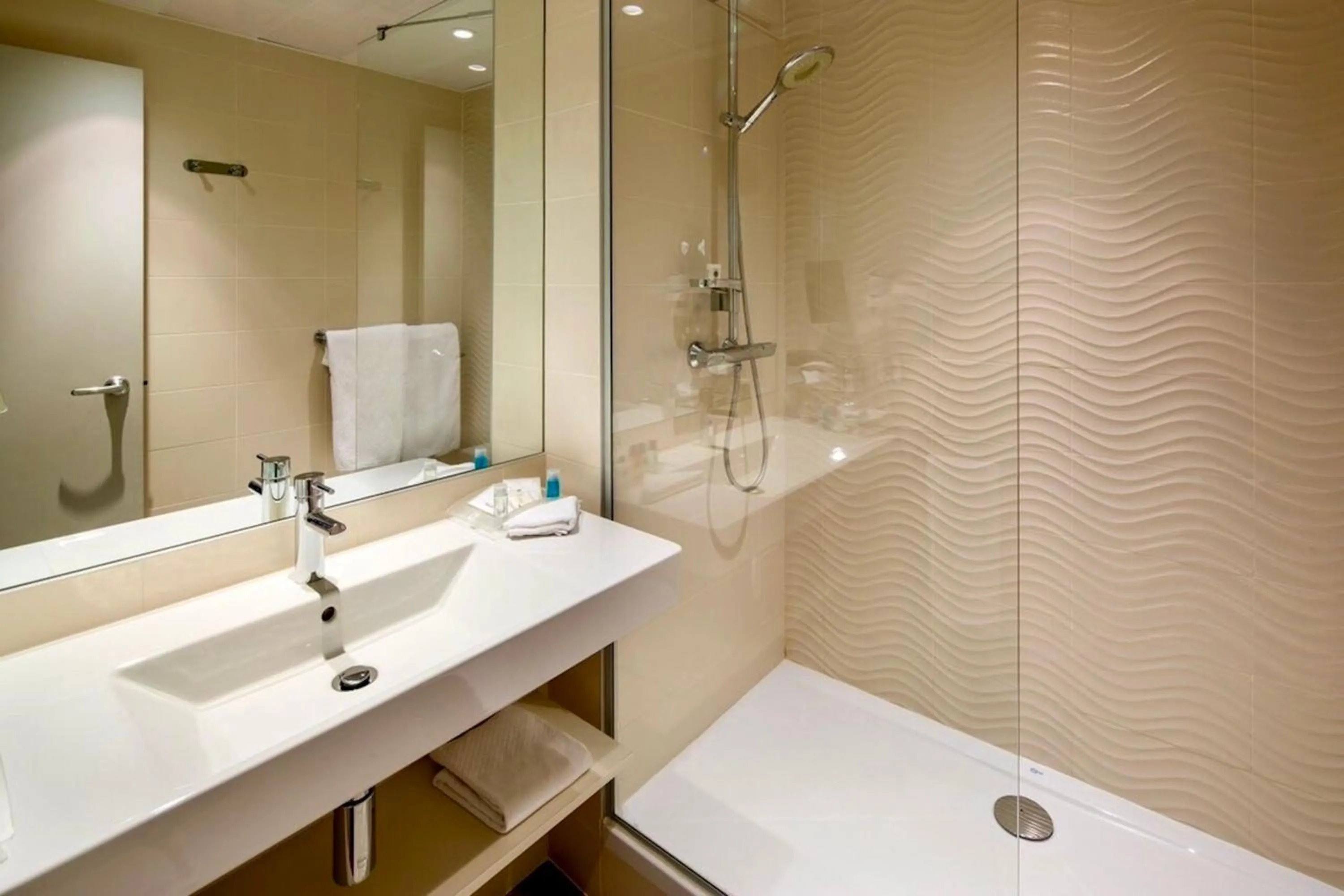 Bathroom in Holiday Inn Lyon Vaise by IHG