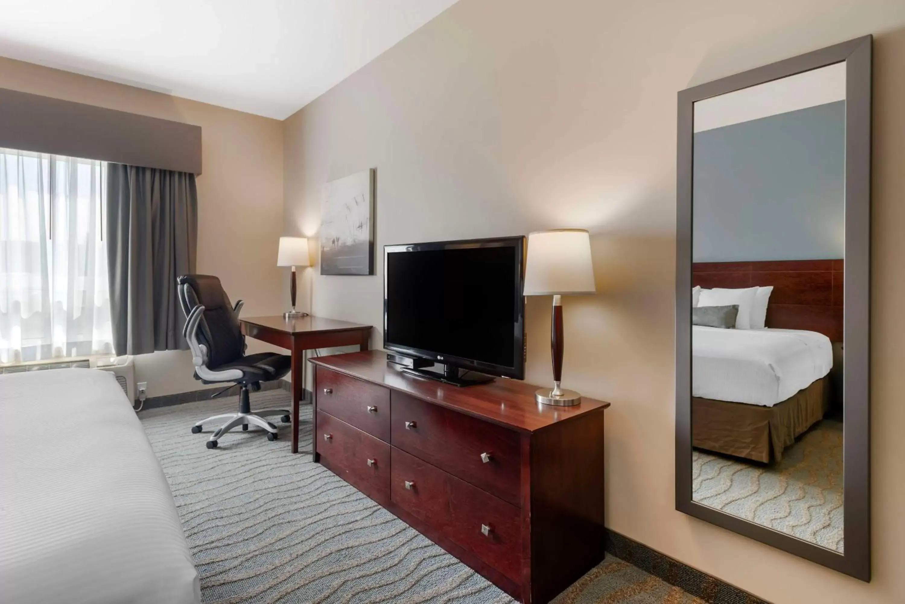 Bedroom, TV/Entertainment Center in Best Western Rocky Mountain House