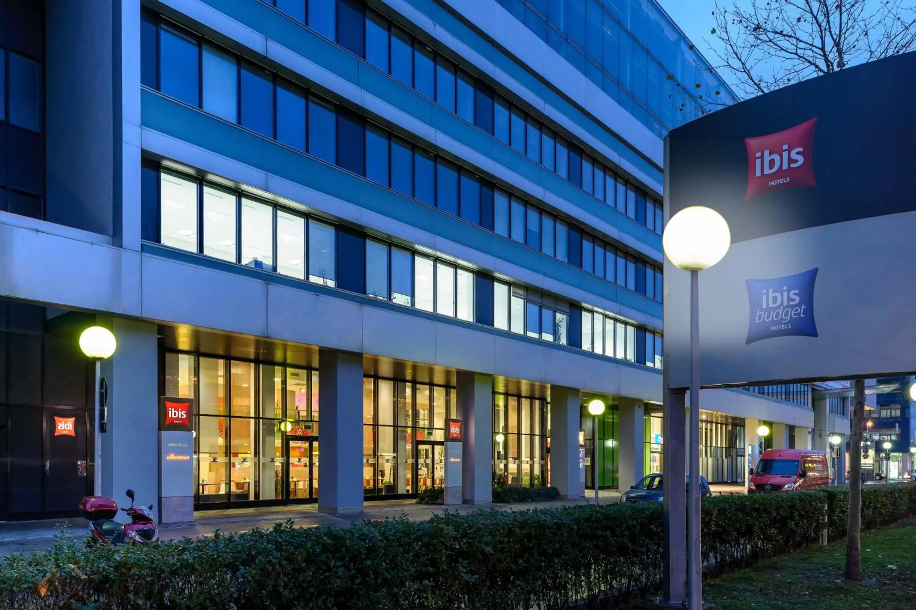 Facade/entrance, Property Building in Ibis Wien Messe