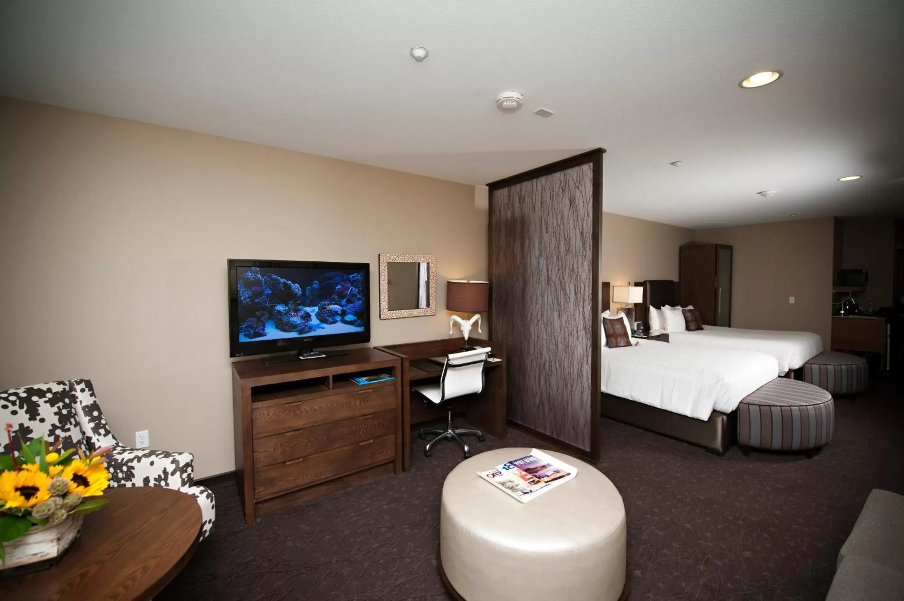 Photo of the whole room, TV/Entertainment Center in Oxford Hotel Bend