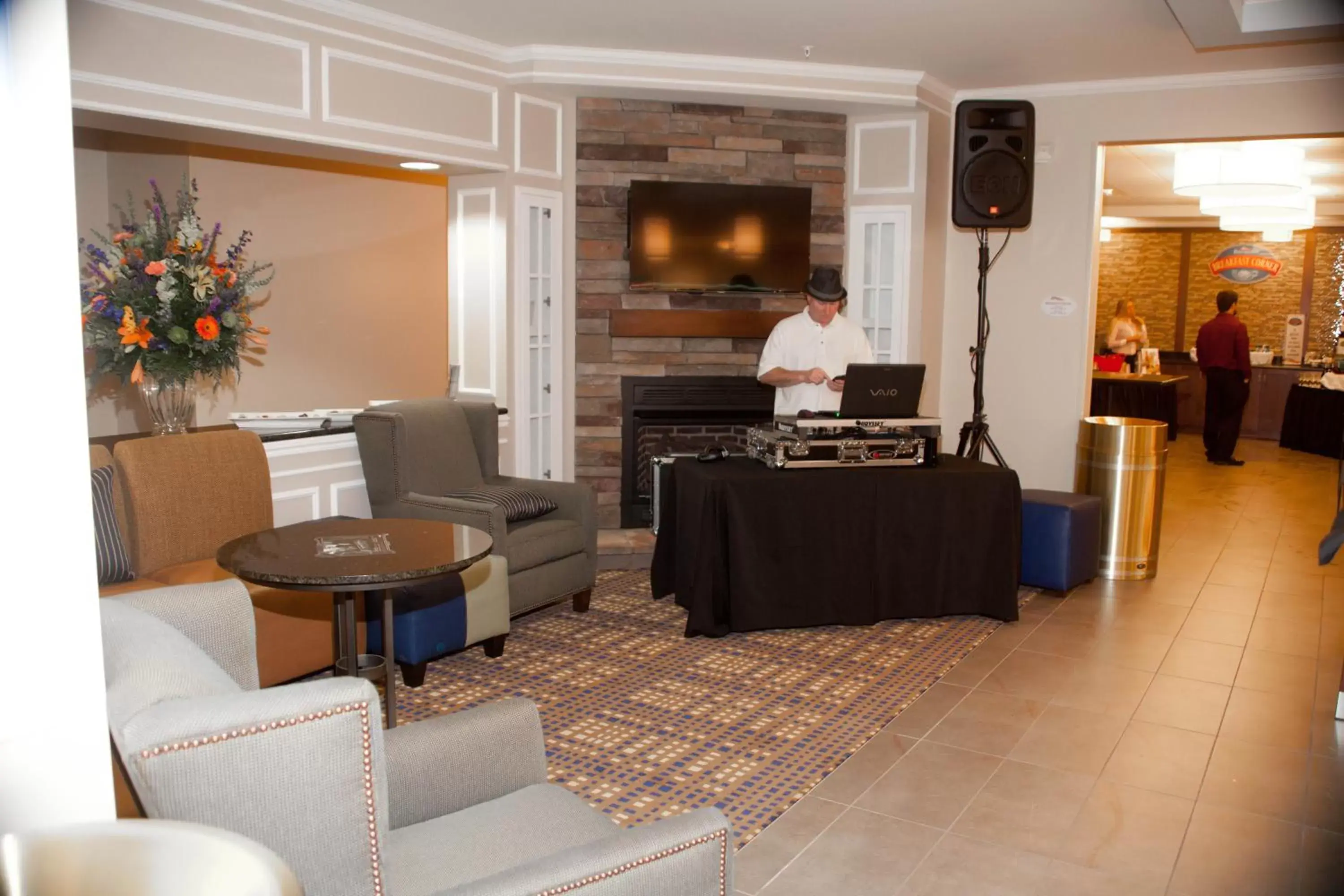 Communal lounge/ TV room, Lobby/Reception in Baymont by Wyndham Erie