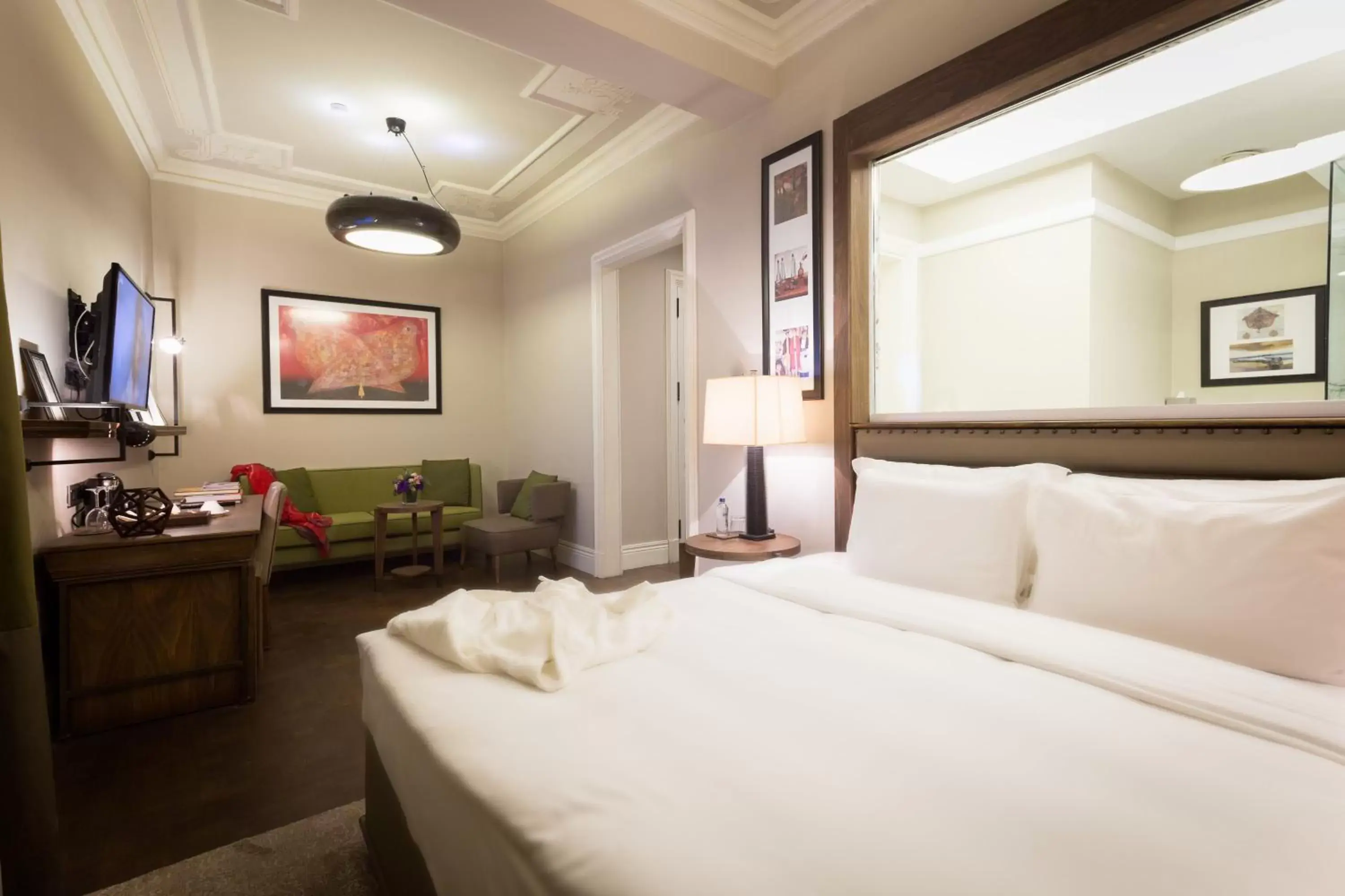 TV and multimedia, Bed in The Bank Hotel Istanbul, a Member of Design Hotels